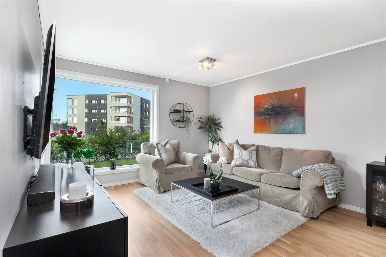 Leiligheten skilter med bla store vindusflater som slipper inn rikelig med dagslys Galleribilde