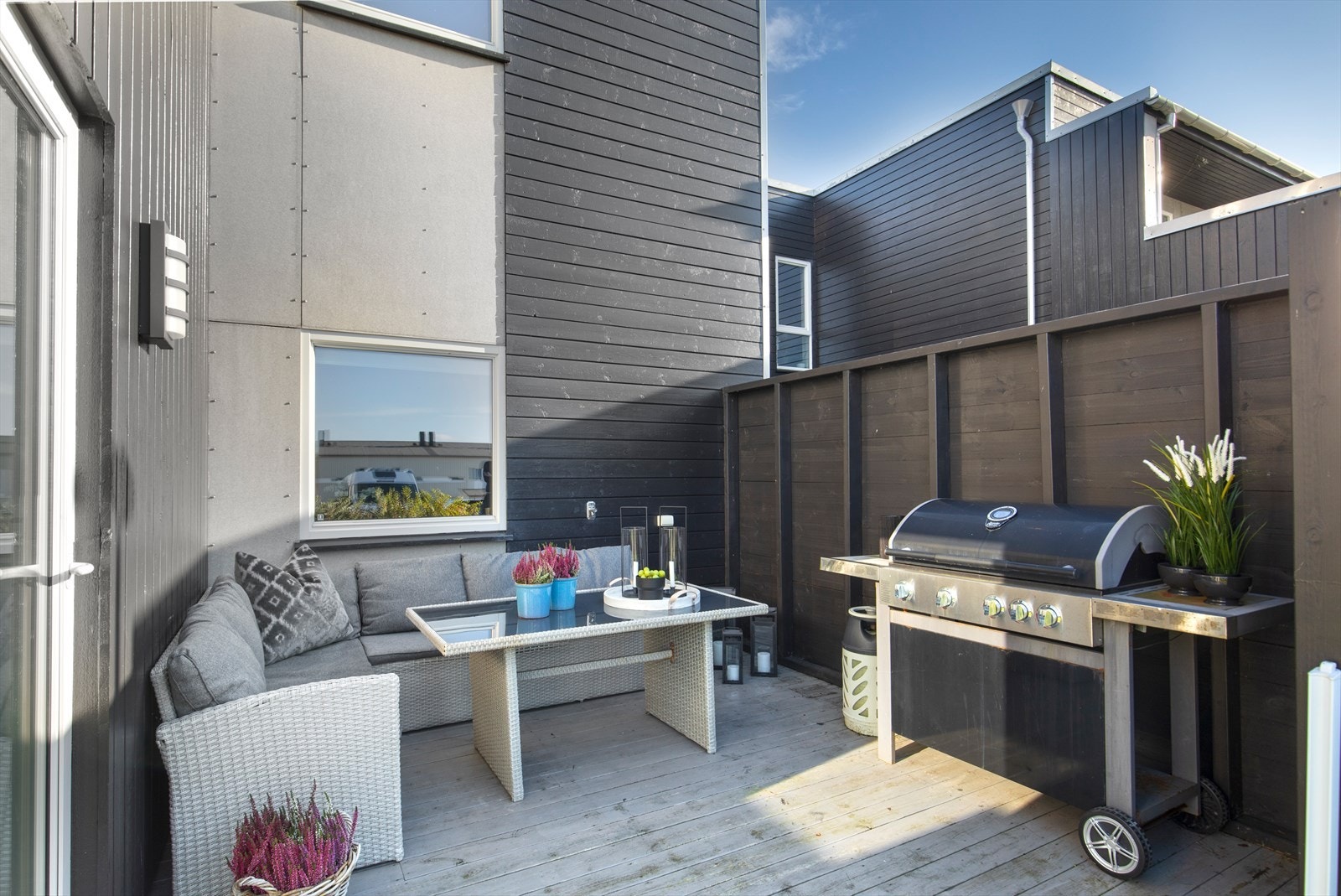 Romslig terrasse med ettermiddag/kveldssol (sommerstid) Galleribilde