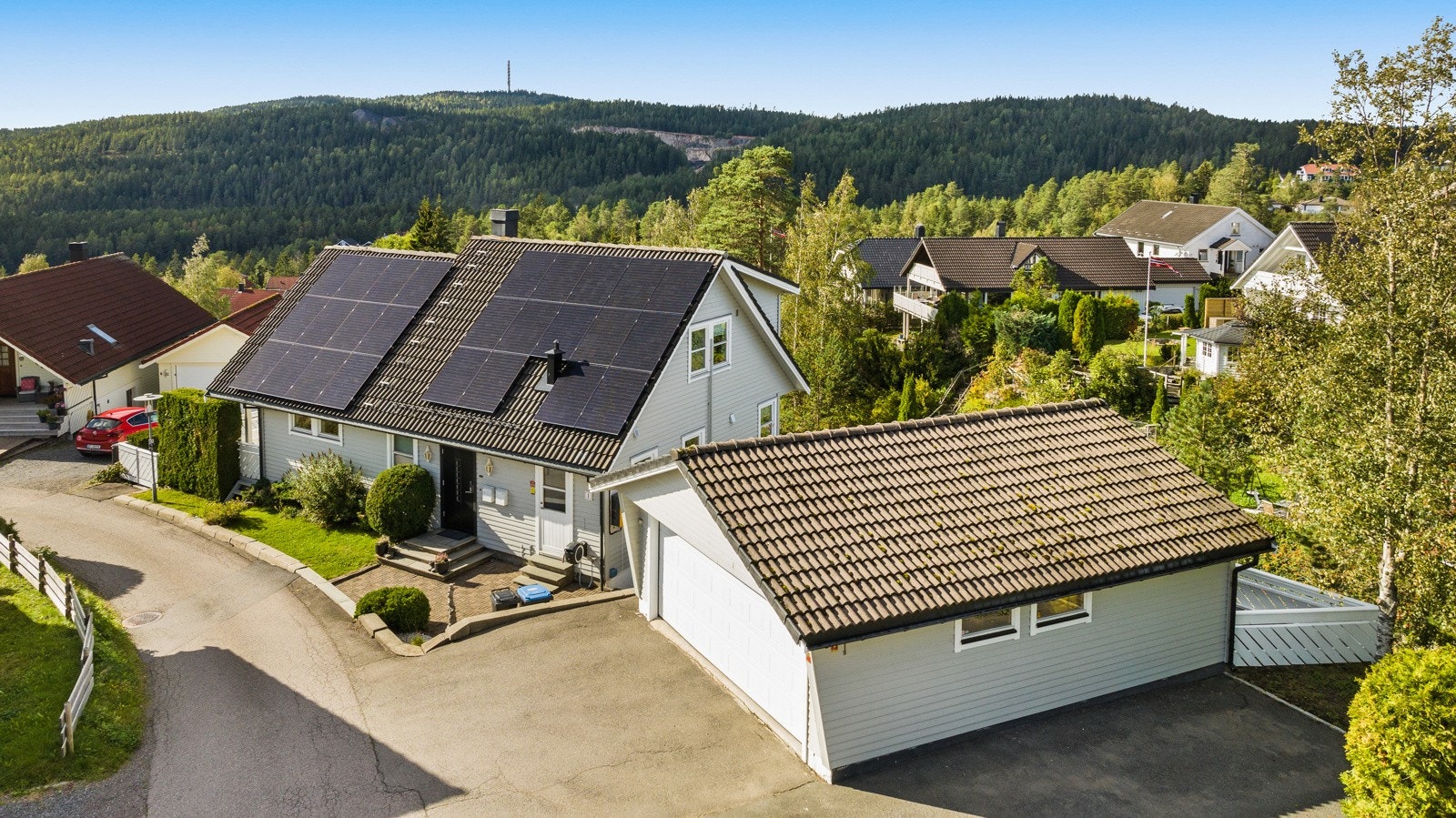 Solcellepanel på taket sørger for lave strømkostnader med egenproduksjon av strøm. Boligen har en god beliggenhet, høyt i terrenget. Galleribilde