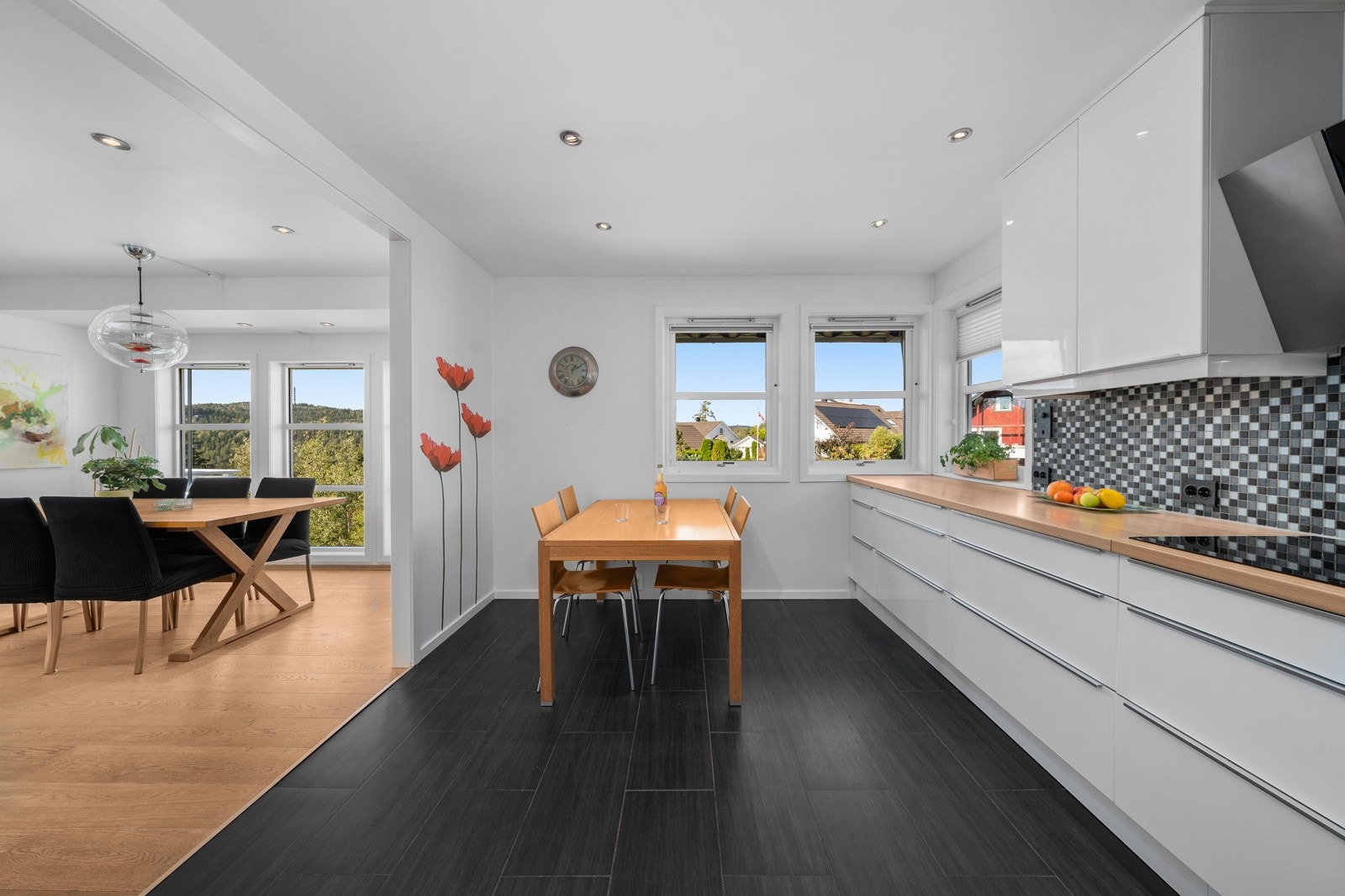 Med tanke på funksjonalitet, er dette kjøkkenet designet for å maksimere bruken av tilgjengelig plass og gjøre matlagingsprosessen så effektiv som mulig. Galleribilde