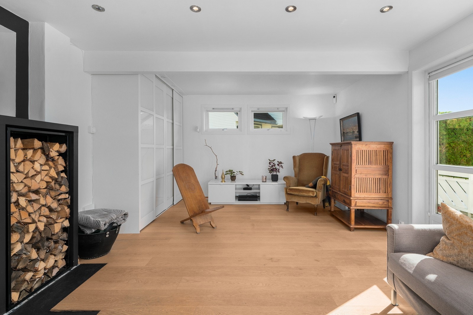 Det er varme i gulv.Videre er det en stavs parkett og downlights i himling. Galleribilde