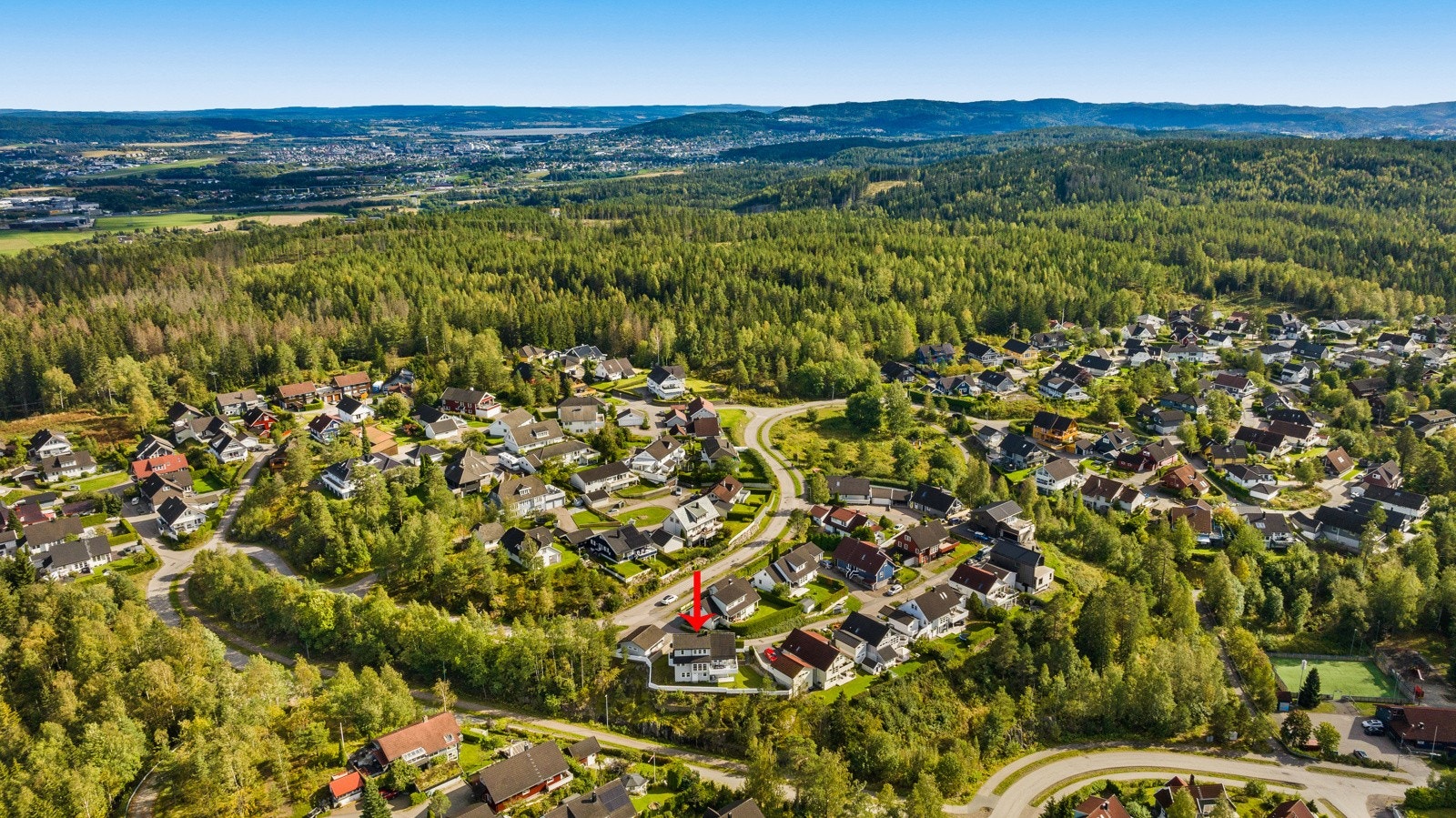 Boligen har en god, og attraktiv beliggenhet, høyt i terrenget. Her bor du i naturnære omgivelser i Holumskog! Galleribilde