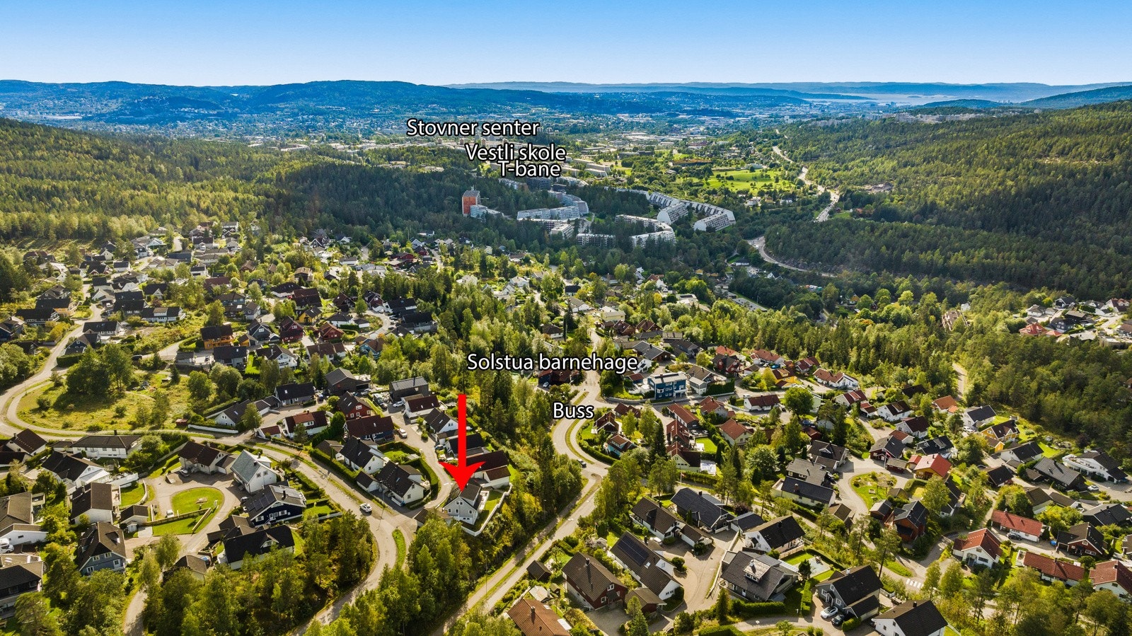 Boligen vender mot vest, og det er kort vei til T-bane stasjon, og bussholdeplass. Galleribilde