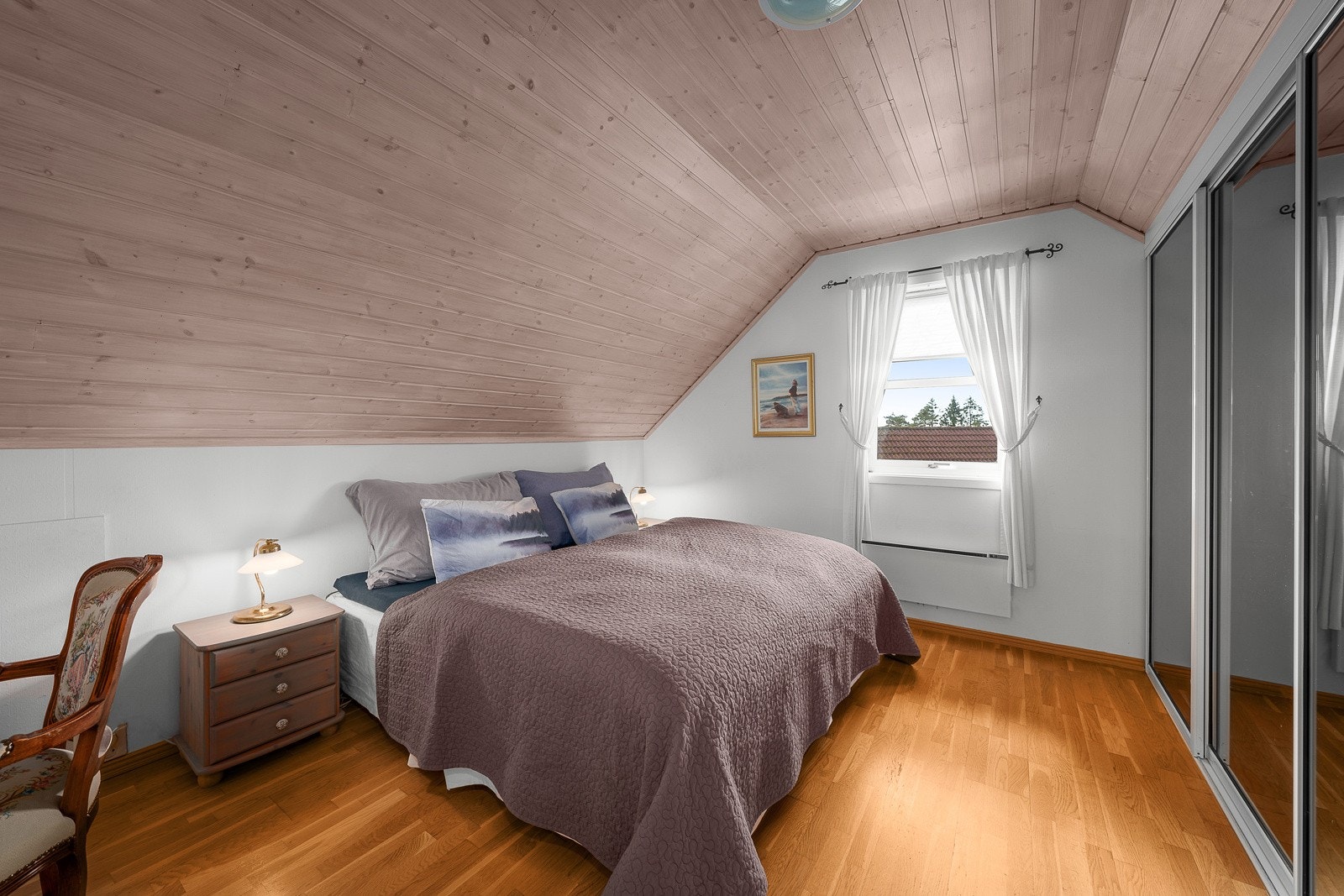 Romslig disponibelt rom skyvedørsgarderobe. Galleribilde