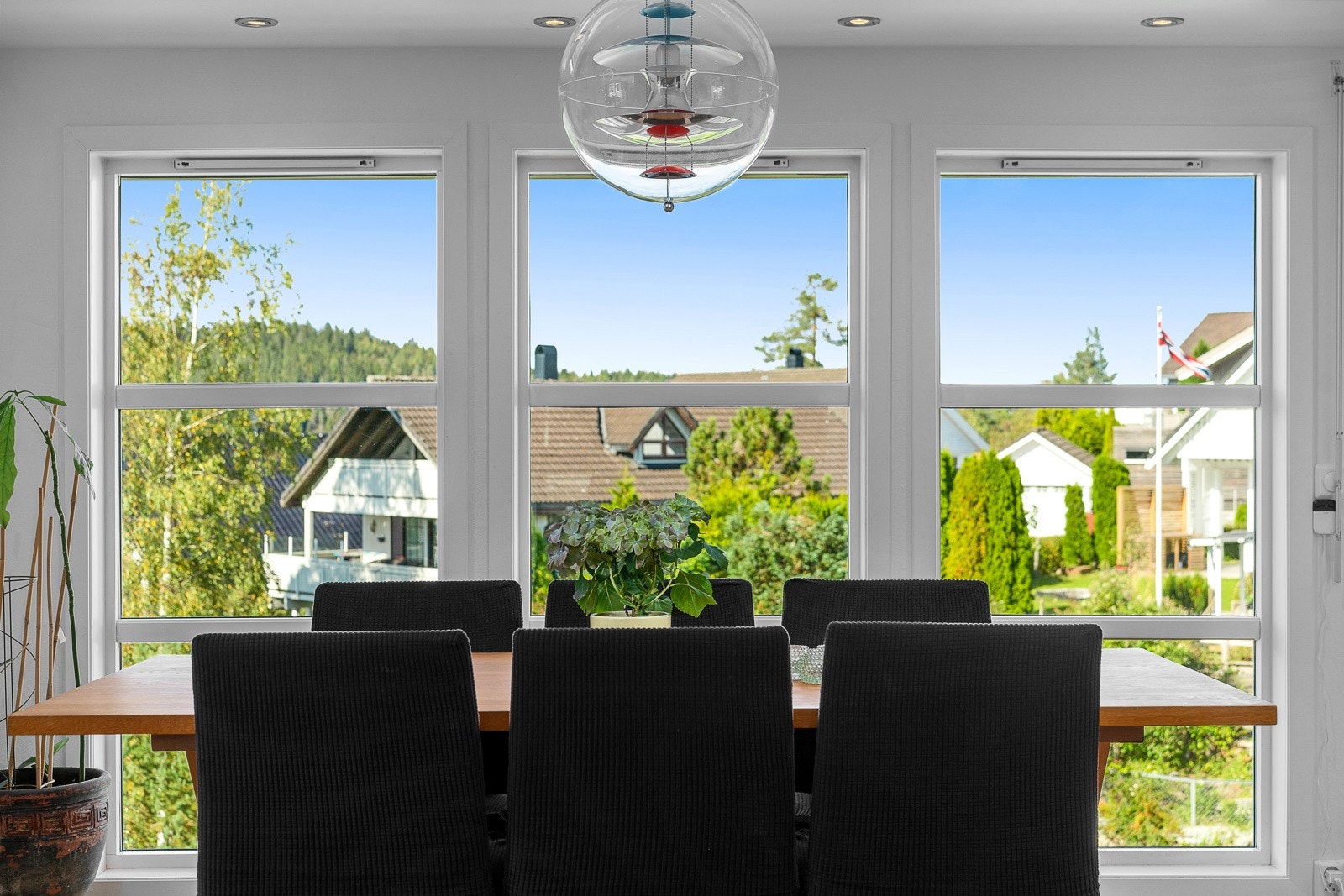 Spisestuen er romslig, og lys med store vindusflater. Galleribilde