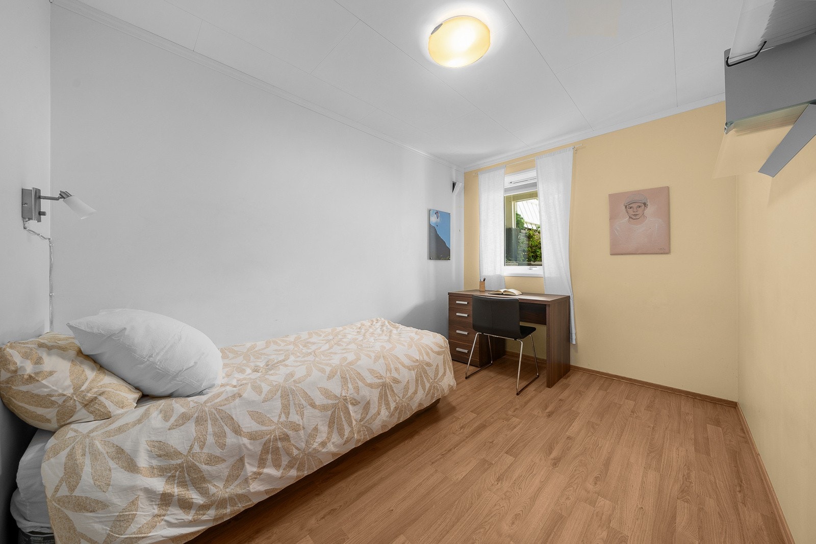 Romslig innredet rom i underetasjen. Galleribilde
