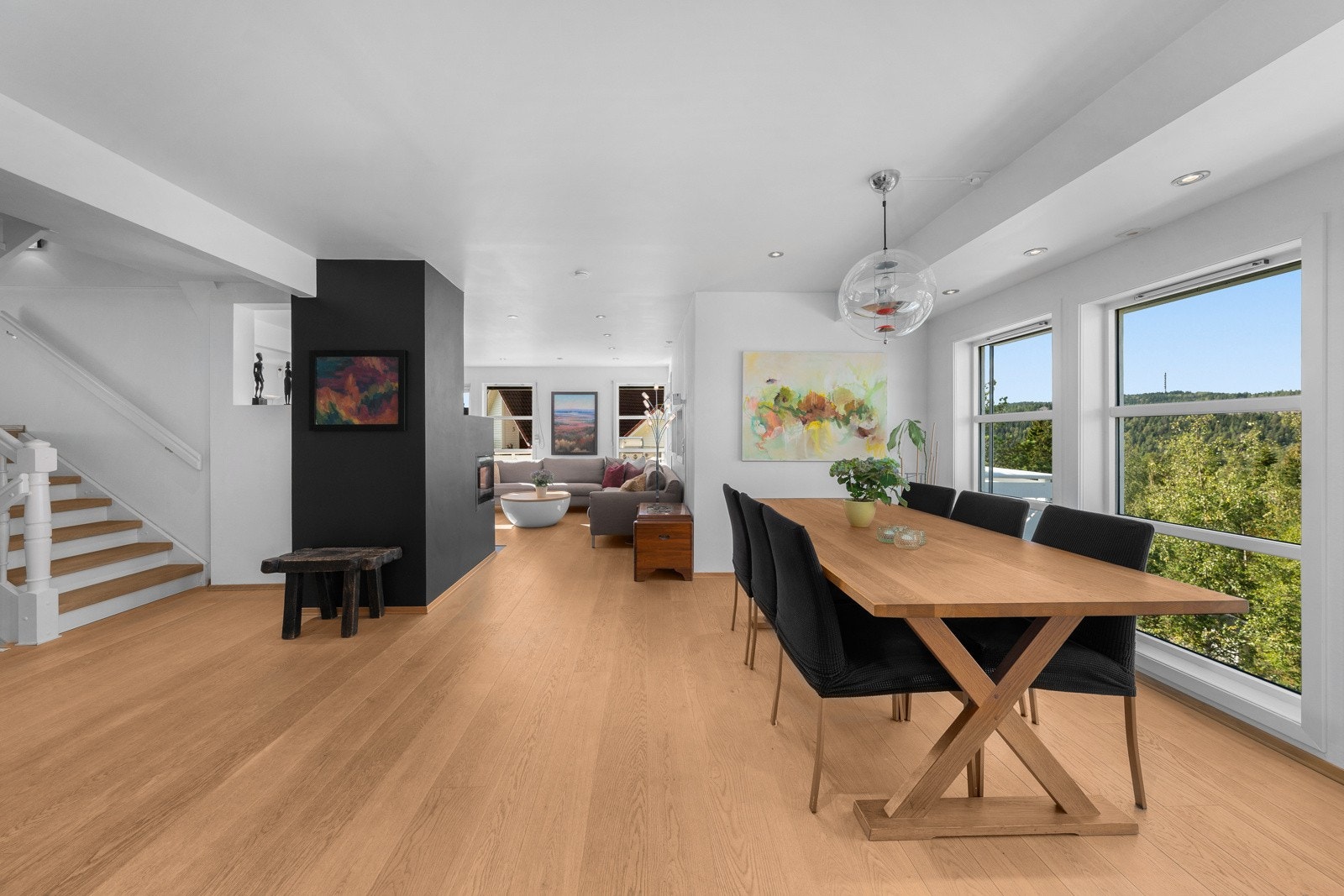 Spisestuen inviterer til lange middager og sosiale sammenkomster med sin generøse plass. Galleribilde