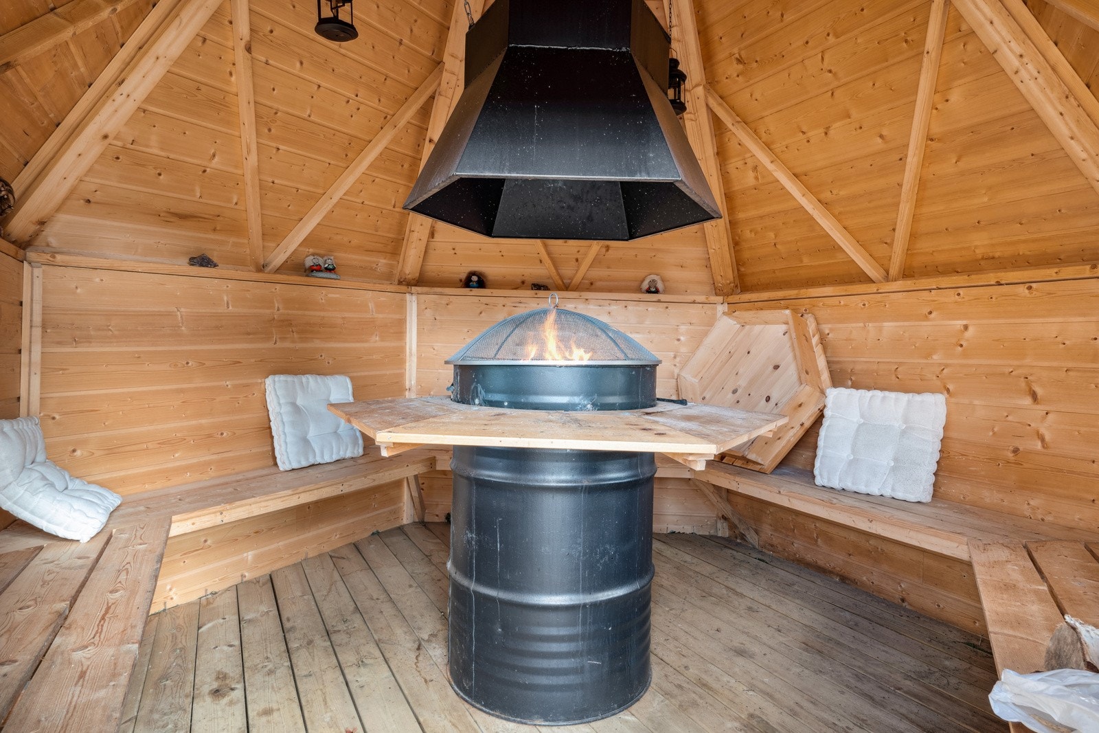 Grillhytten gir en ekstra dimensjon til hyttelivet, hvor man kan samle venner og familie til grilling, avslapping og koselige stunder, uansett vær. Galleribilde