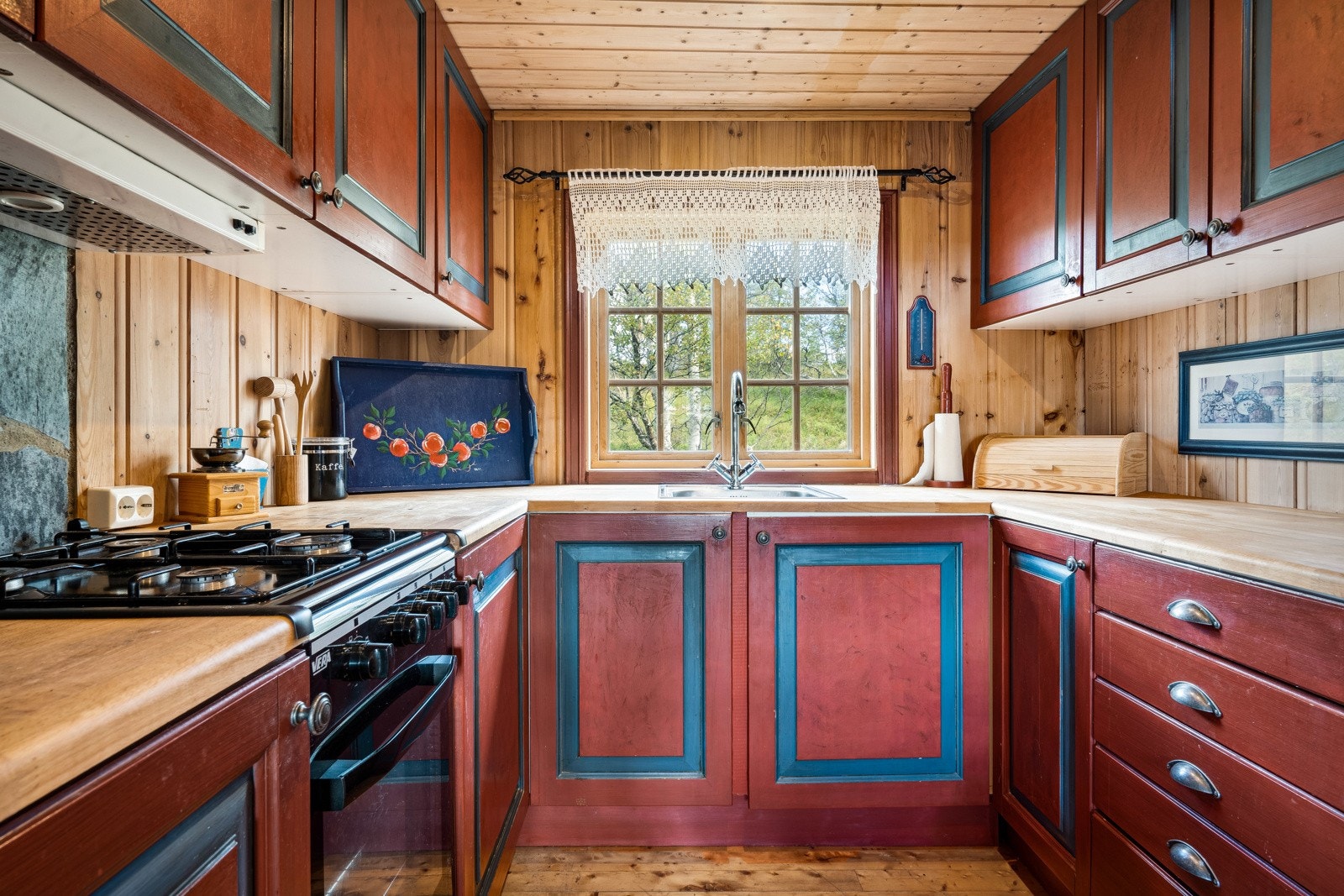 Flott kjøkken med mye skuff- og skapplass. Galleribilde