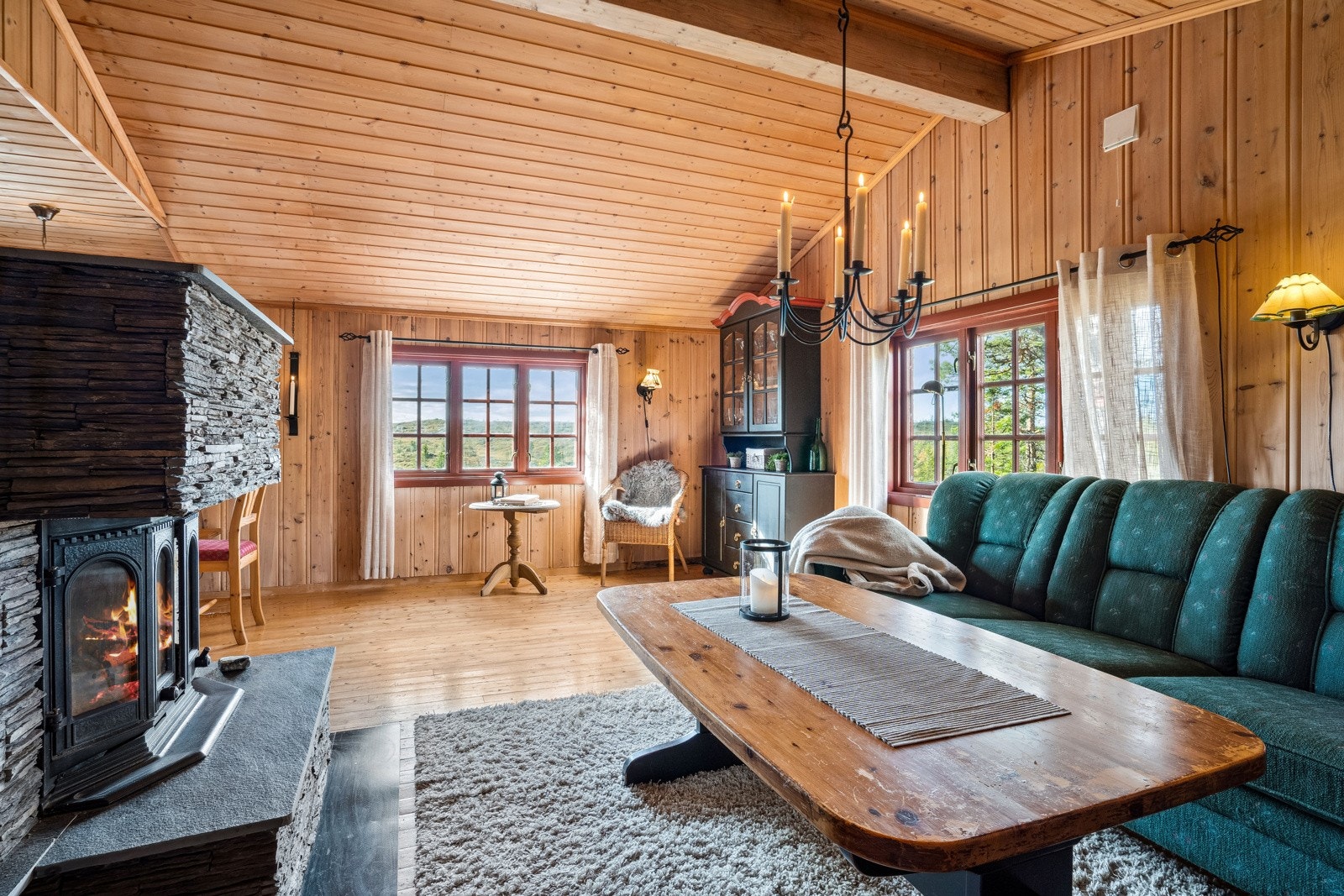 Etter en dag ute i naturen, er det ingenting som slår å trekke seg tilbake til denne varme og innbydende hytta. Galleribilde