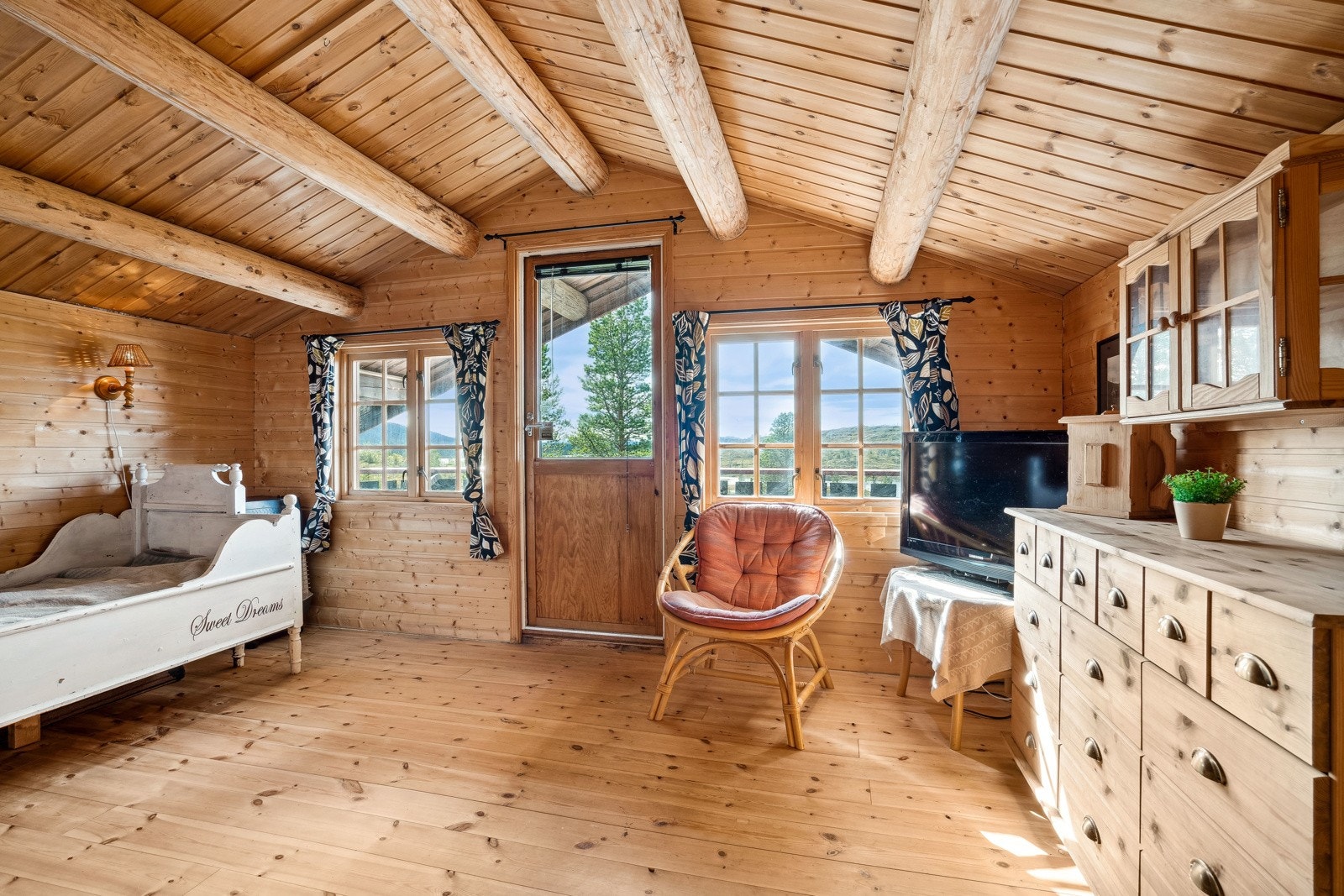 Her har du en koslig loftstue, samt to soverom. Galleribilde