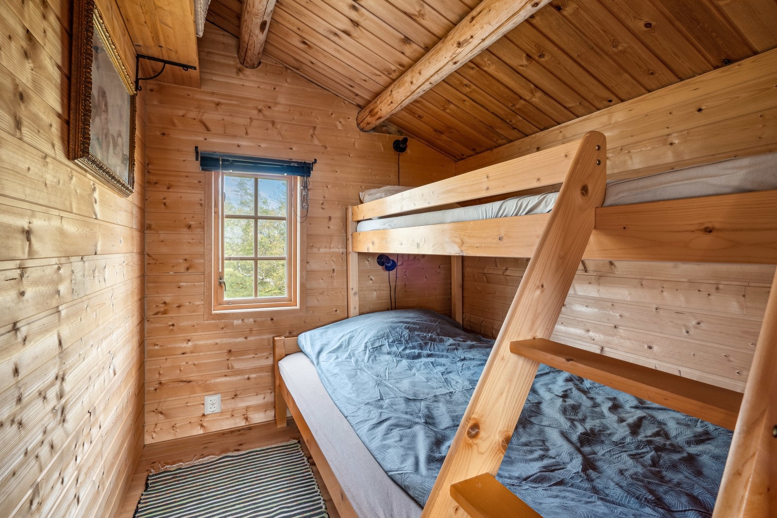 Soverom på loftstue. Galleribilde