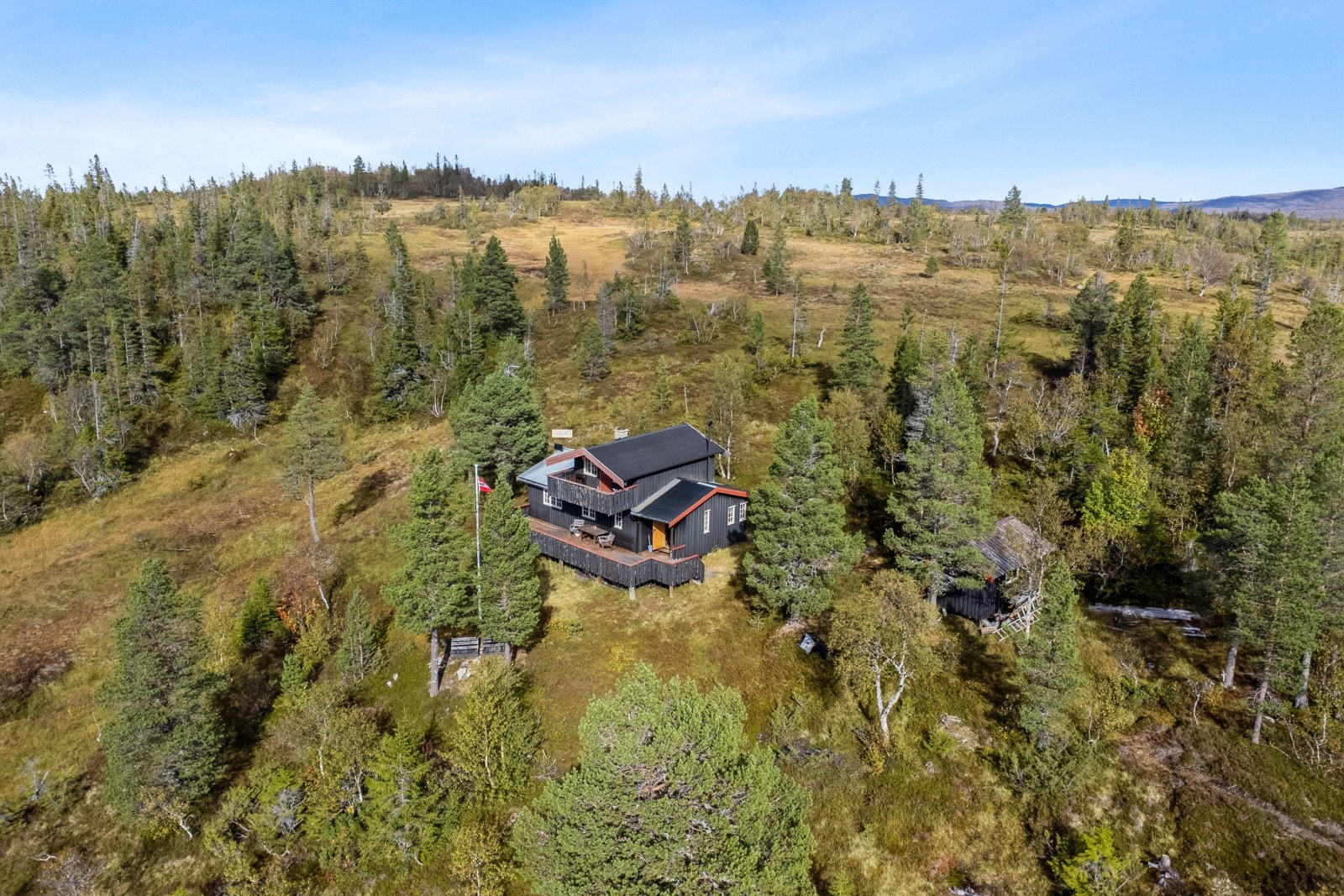 Denne hytta er den ideelle destinasjonen for deg som søker ro og naturopplevelser, enten du ønsker å nyte flotte turmuligheter, fiske i nærliggende vann eller bare slappe av i vakre omgivelser. Galleribilde