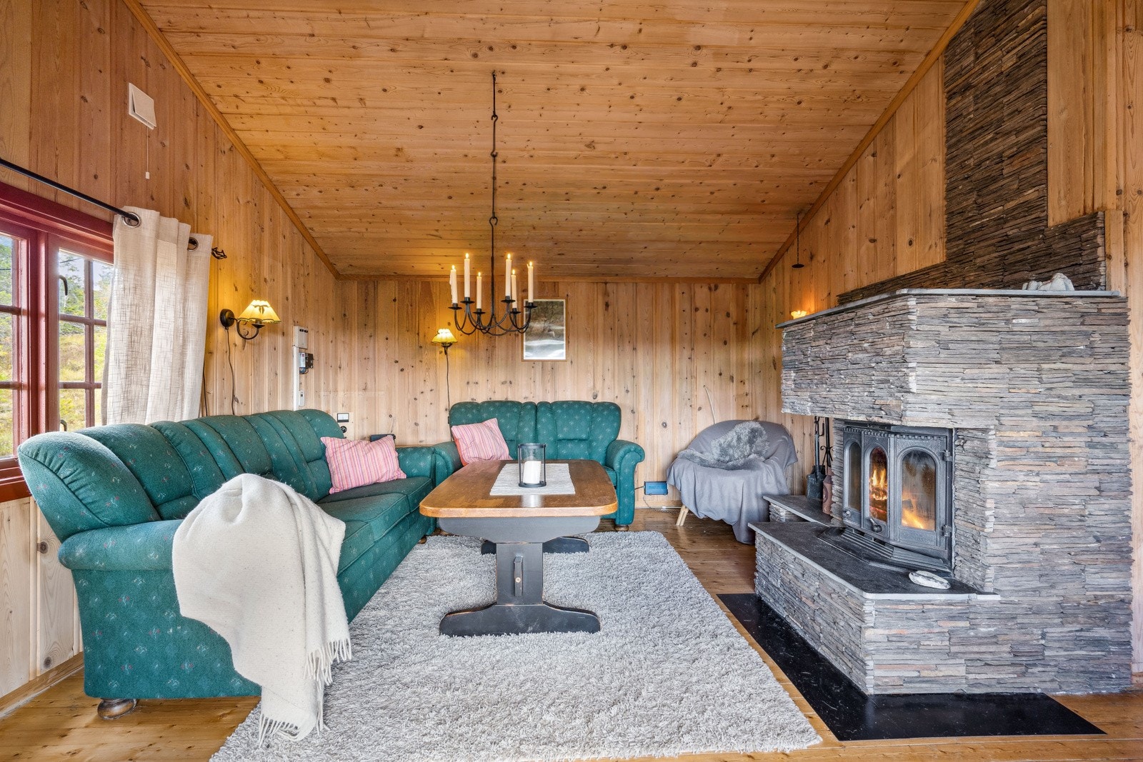 En vakker steinpeis som kombinerer stilfullt design med praktisk funksjonalitet. Galleribilde