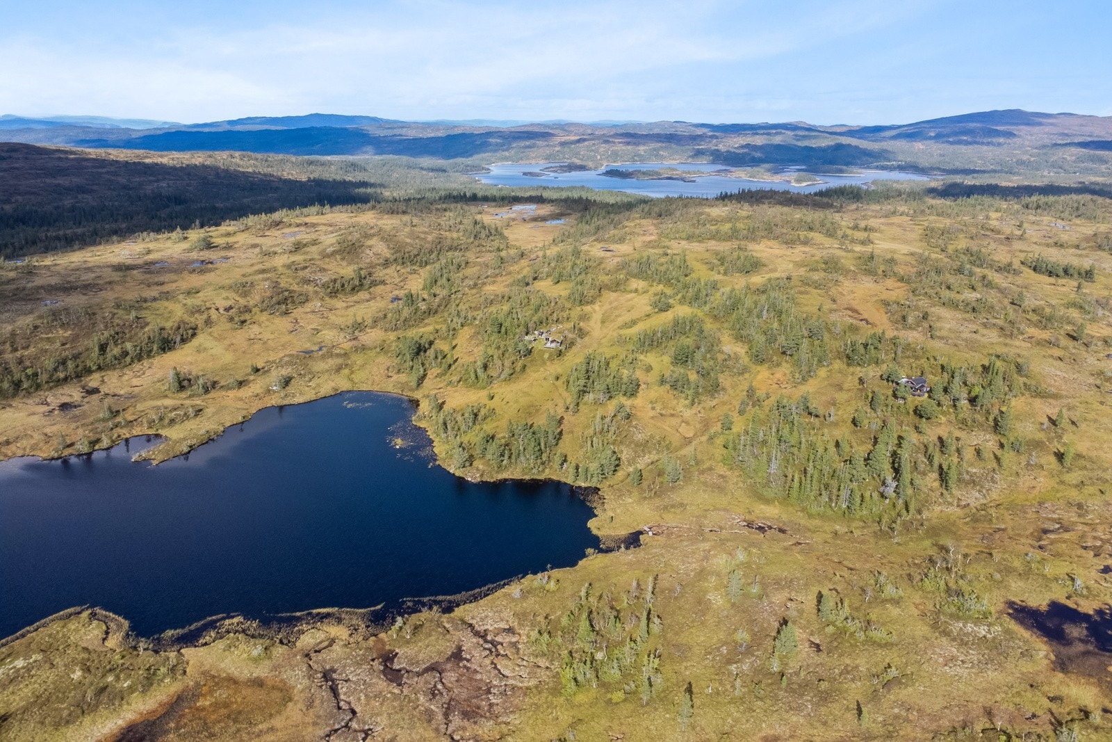 Det er ulike adkomstmuligheter bl.a fra Rognes via Røsbjørgen hvor flere hytteeiere har bygd en 6 km privat sommervei opp til Skilbreitjønna. Derfra er det ca. 45 min gange opp til hytta. Galleribilde