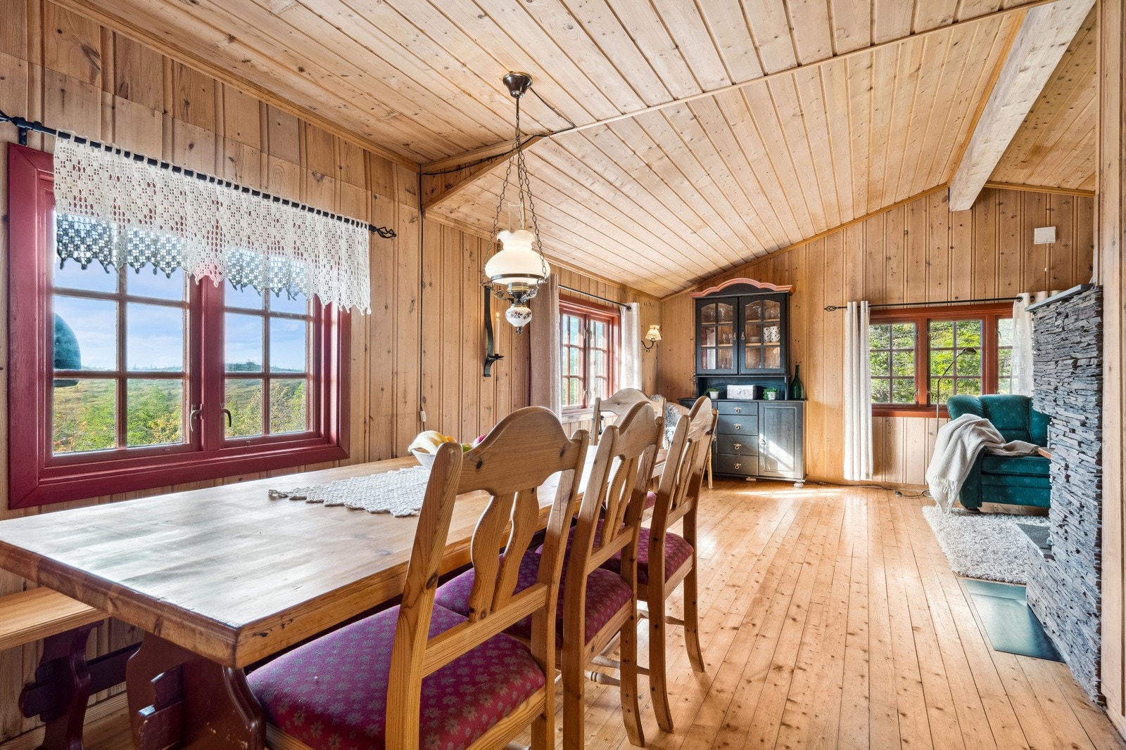 Samle familie og venner rundt spisebordet til lange middager med utsikt over naturen rett utenfor vinduet. Galleribilde