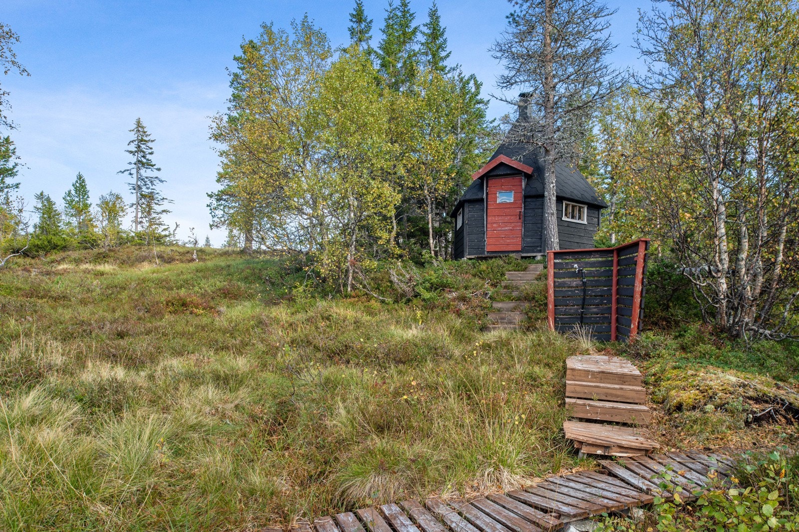 Det er etablert egen sti til grillhytten. Galleribilde