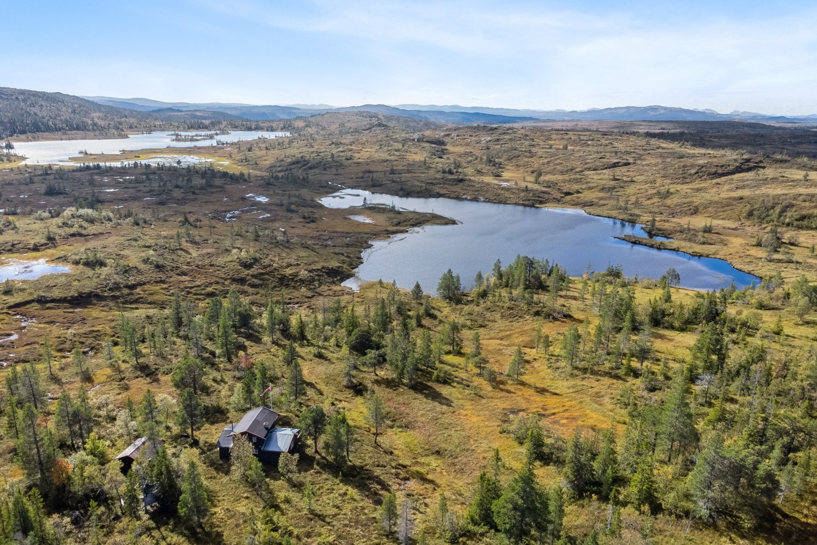 Hytta ligger flott til i terrenget med en fantastisk utsikt og et flott tur- og utfartsterreng. Galleribilde