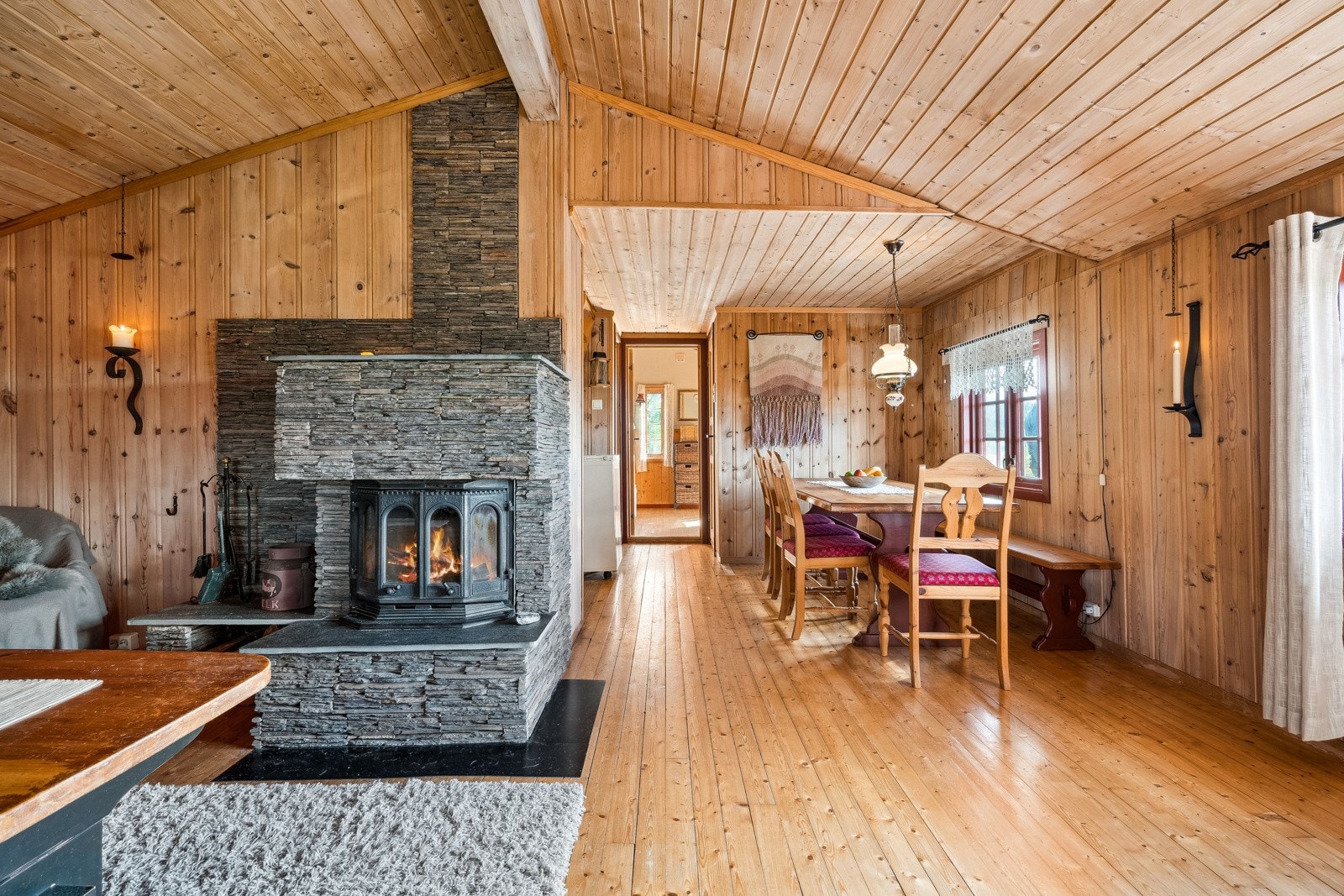 Åpen stue med god takhøyde og nydelige materialvalg for den perfekte hyttefølelsen. Galleribilde