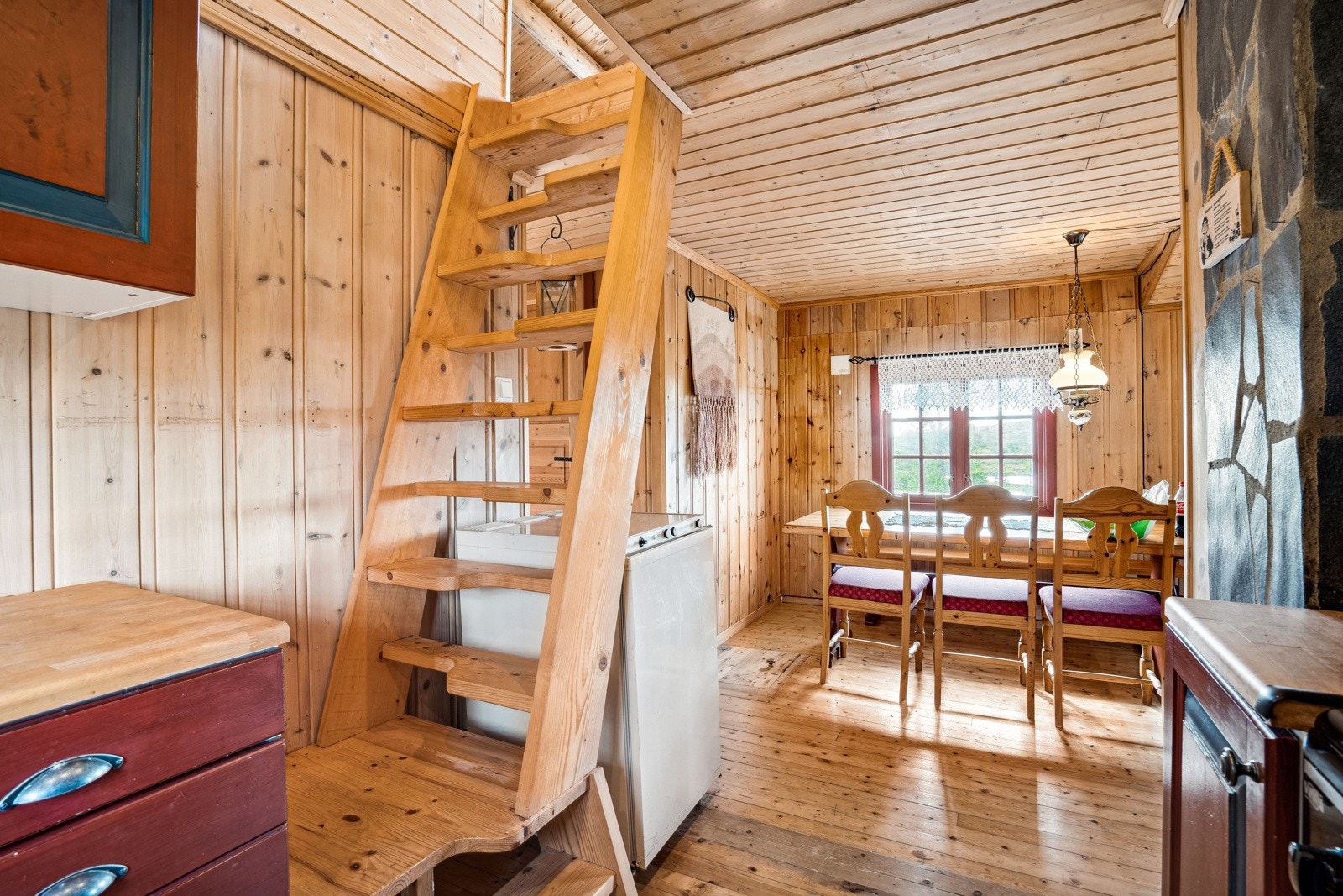 Praktisk trapp som tar liten plass opp til loft. Galleribilde