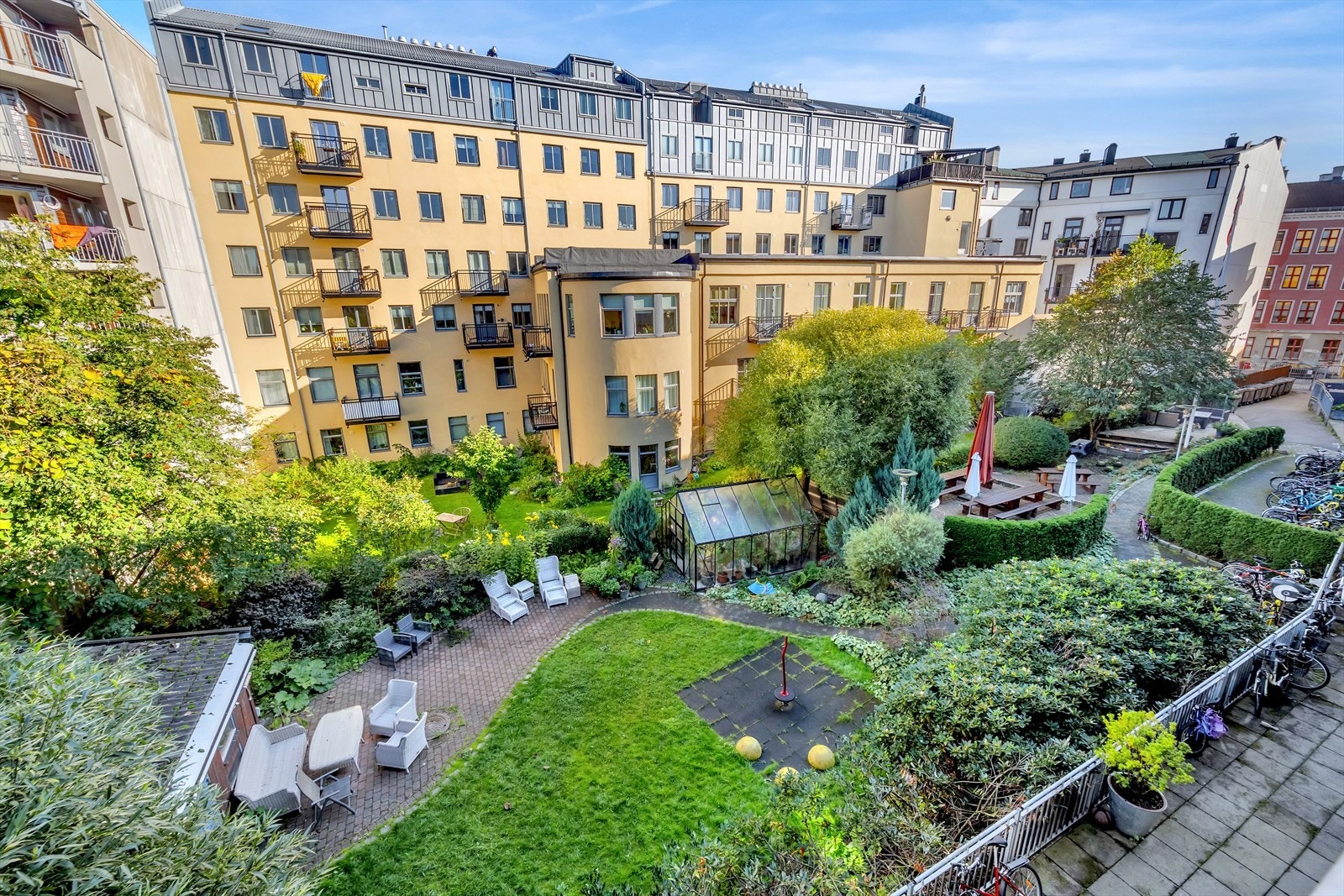 Frodig og pent opparbeidet bakgård Galleribilde
