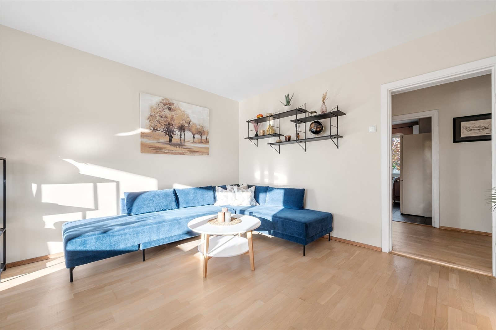 Stuen er enkel å møblere med sin kvadratiske utforming. Galleribilde