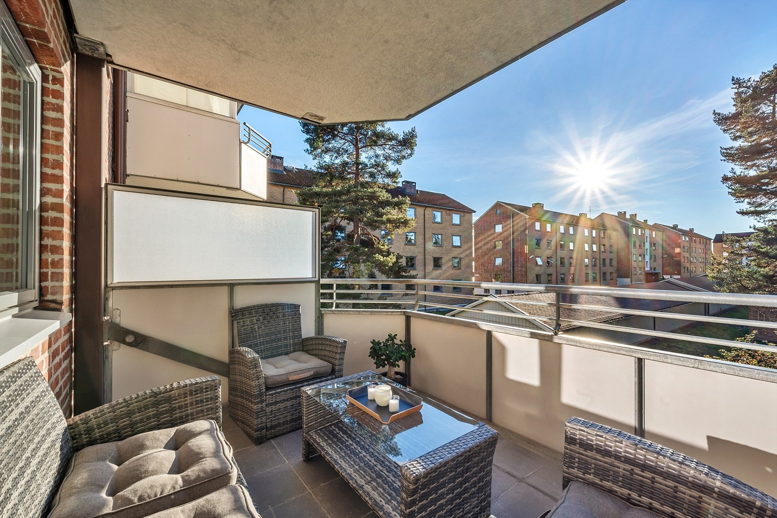 Den vestvendte balkongen gir god plass til sittegruppe og grill. Galleribilde