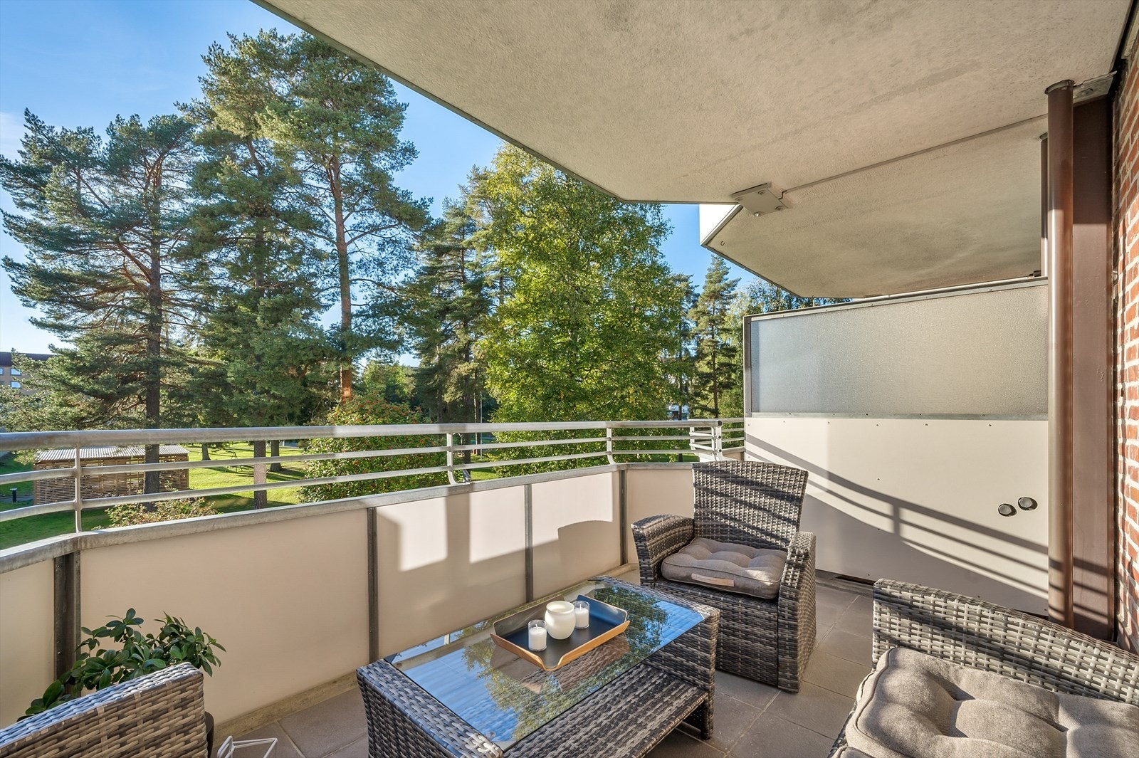 Lys og solrik leilighet beliggende i byggets andre etasje. Solen er på balkongen fra ca. kl 14-19 på sommeren. Galleribilde