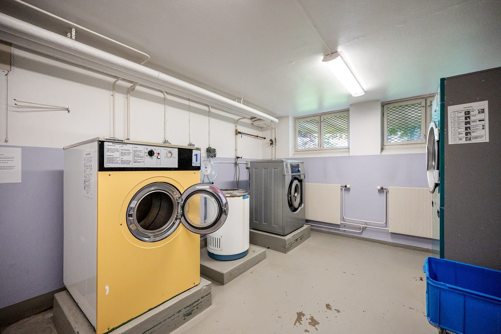 Borettslaget har 6 fellesvaskerier. Vaskeriene kan benyttes mandag til fredag 08.00 - 20.00 og lørdag 10 - 19. Det er kun mulig å betale med betalingskort ikke kontanter eller kredittkort Galleribilde
