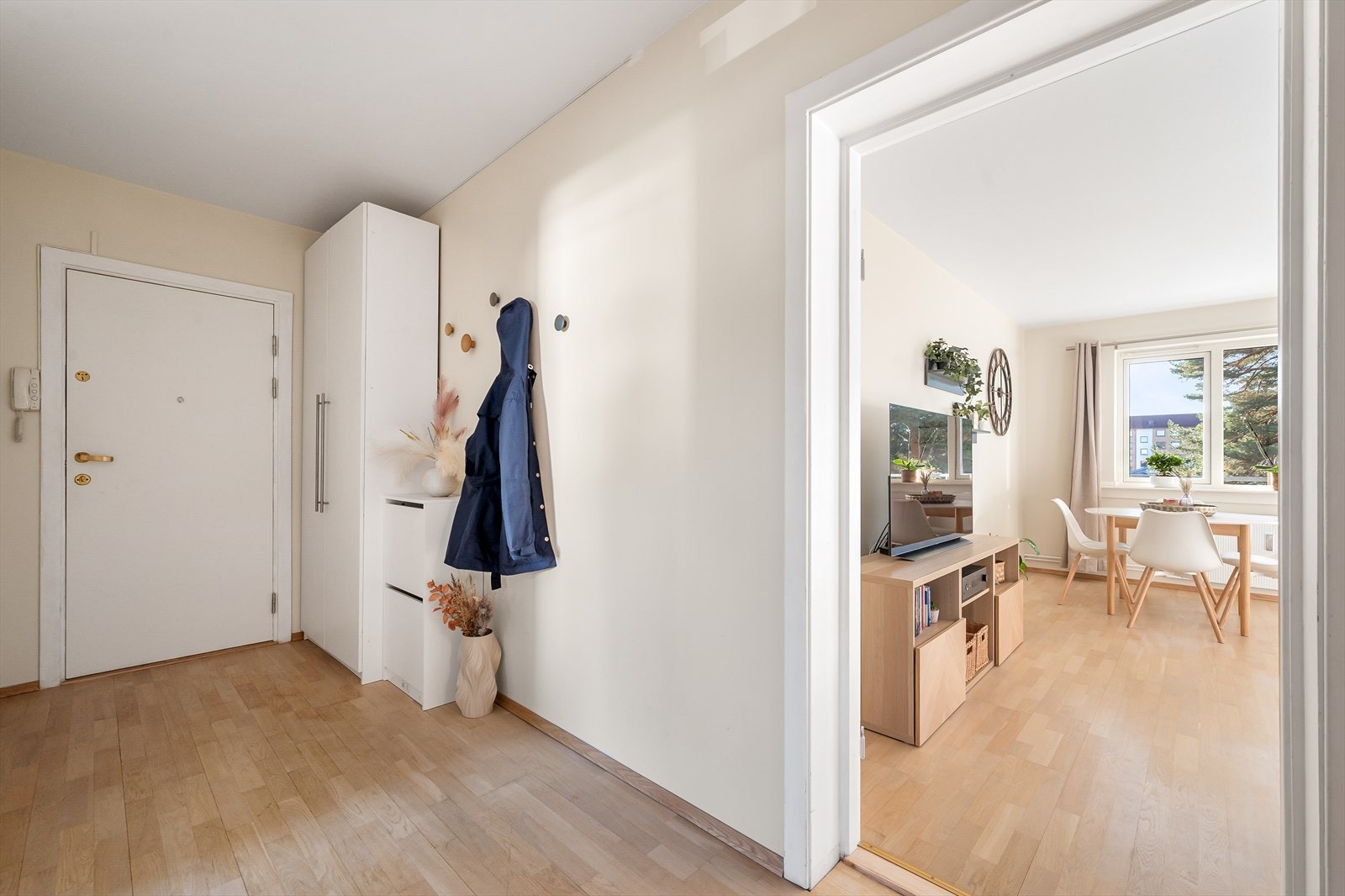 I entréen er det god plass til å henge fra seg jakker og sette fra seg sko. Både garderobeskap og skohylle følger kjøpet. Galleribilde