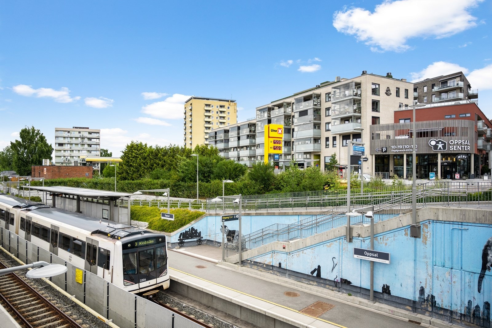Oppsal T-Bane og senter ligger 1000 meter fra boligen. Hopper du på bussen i Vetlandsveien er du ved t-banen på kun 4 minutter. Galleribilde