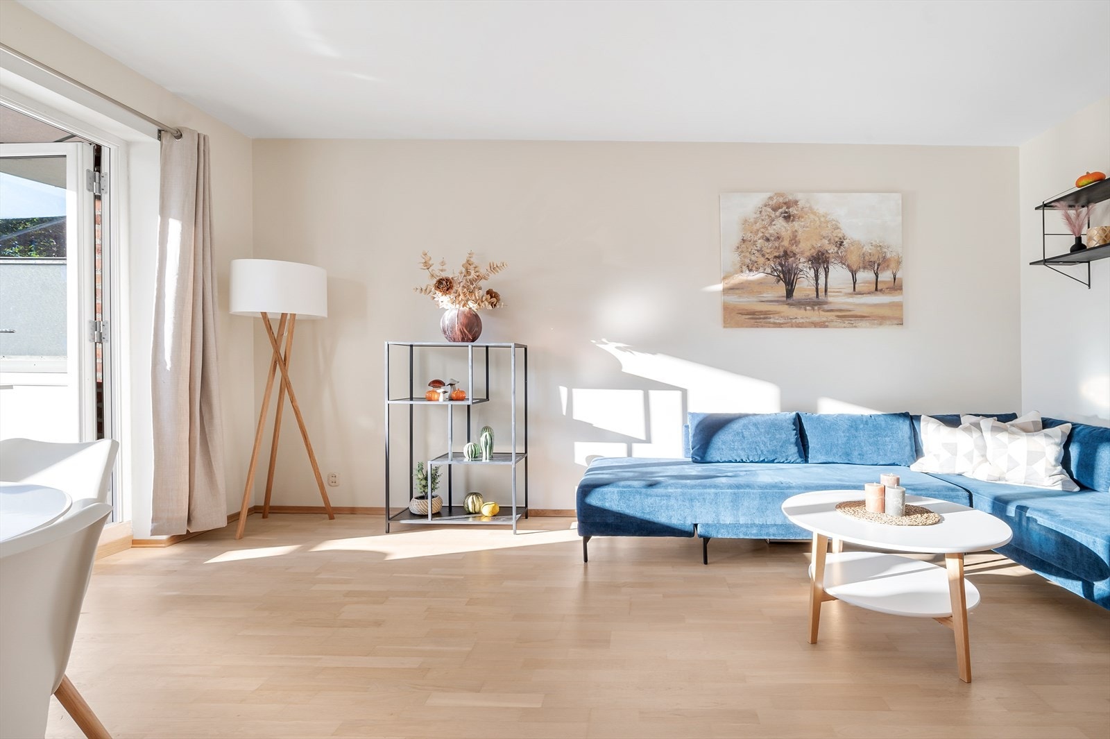 Stuen oppleves lys og romslig. Her er det plass en stor sofagruppe med tilhørende møblement. Galleribilde