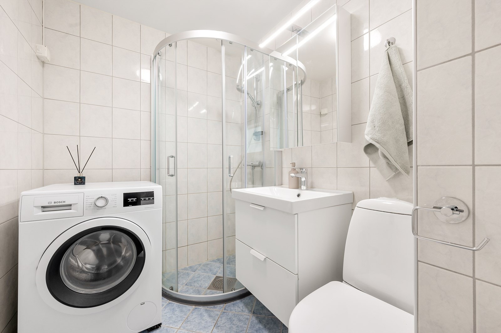 Vannbåren gulvvarme på bad og varmtvann er inkludert i felleskostnader. Mellom 2021-2023 har badet fått nytt dusjarmatur, ny baderomsinnredning og nytt speilskap. Galleribilde