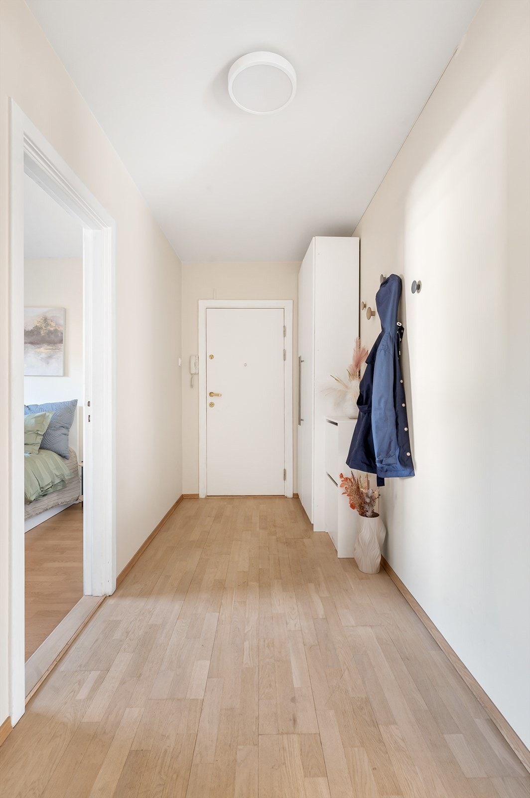 Fra entréen er det adkomst til leilighetens soverom. Galleribilde