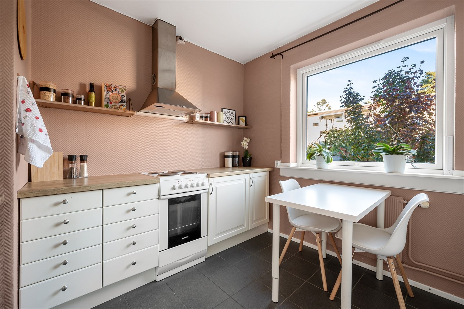 Hyggelig kjøkken med plass til lite frokostbord. Galleribilde