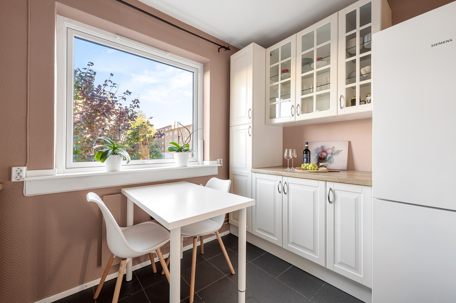 Det er godt med skap- og benkeplass på kjøkkenet. Galleribilde