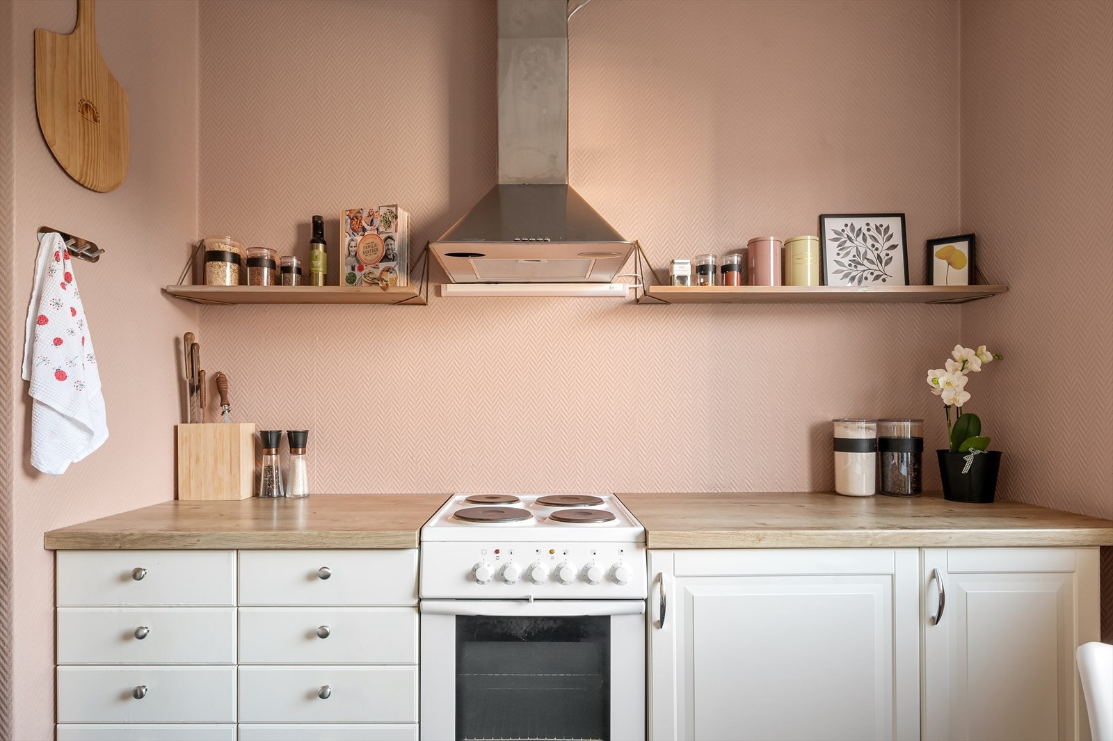 Både frittstående hvitevarer som kjøl/frys og kombinert stekeovn med koketopp følger kjøpet. Galleribilde