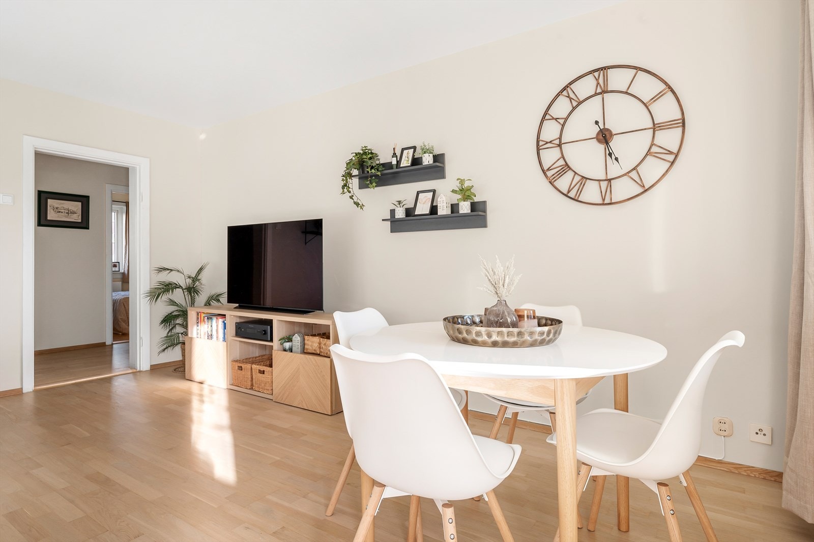 Plass til hyggelig spisegruppe ved vinduet. Har du ileggsplater kan du slå ut bordet og invitere til stort middagsselskap. Galleribilde