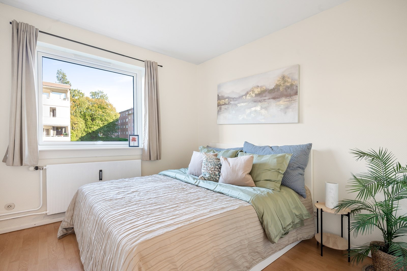 Romslig soverom med plass til dobbeltseng og nattbord på begge sider. Galleribilde