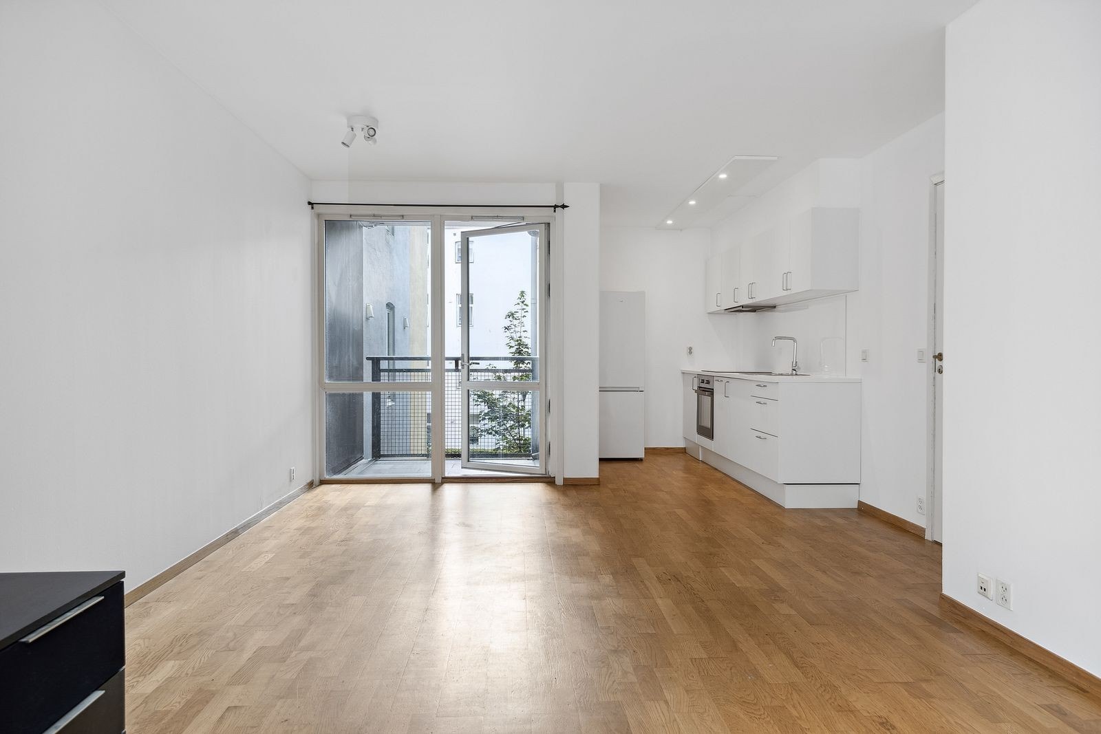 Åpen stue/kjøkken løsning med helt nytt kjøkken og hvitevarer. Galleribilde