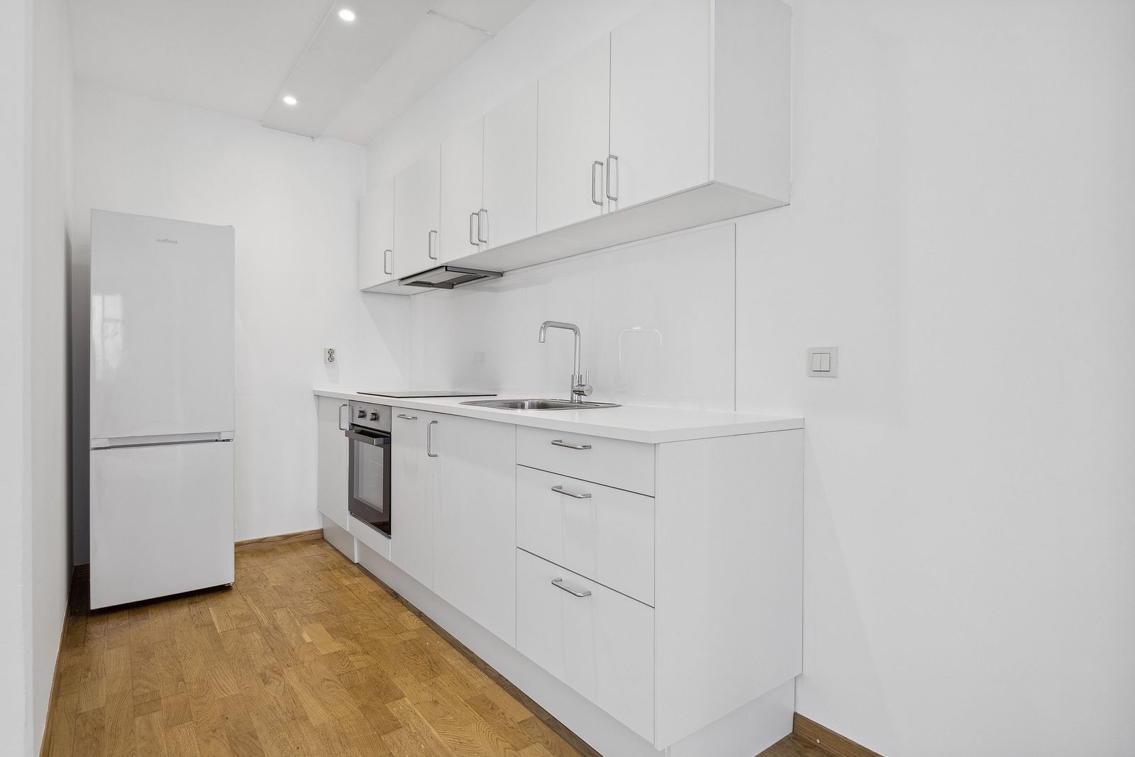 Kjøkkenet er helt nytt og har godt med skap plass. Galleribilde