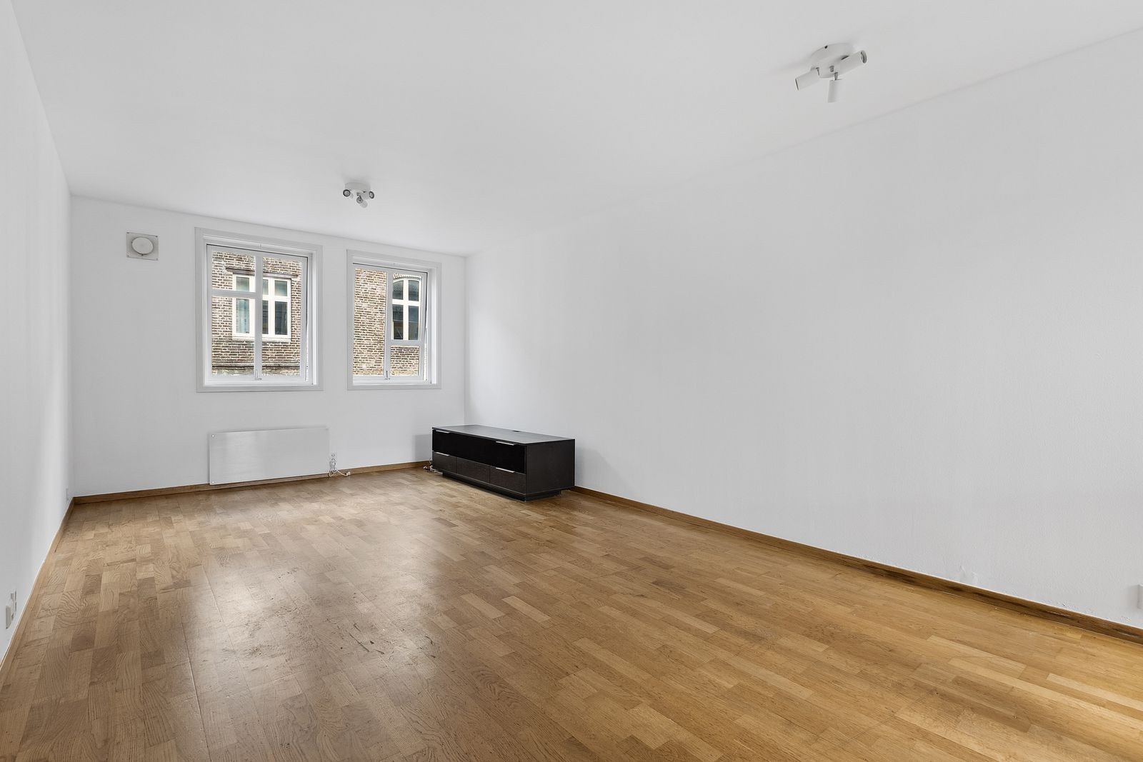 Romslig og lys stue med god plass til flere seksjoner, en tv stue og en spisestue? Galleribilde