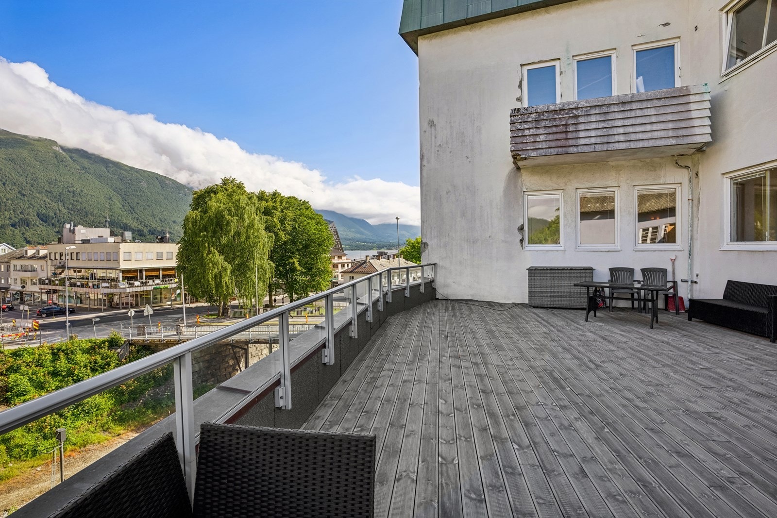 Bygget har stor, felles terrasse Galleribilde