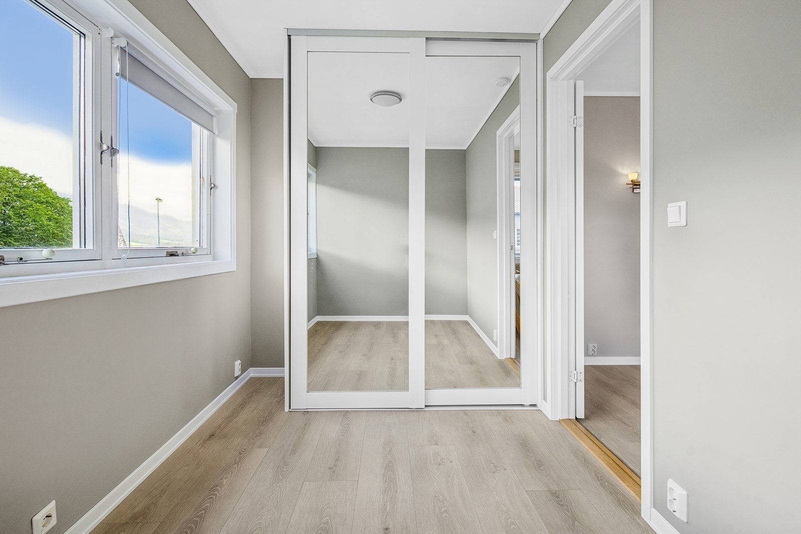 Det er satt inn skyvedørsgarderobe på soverom Galleribilde
