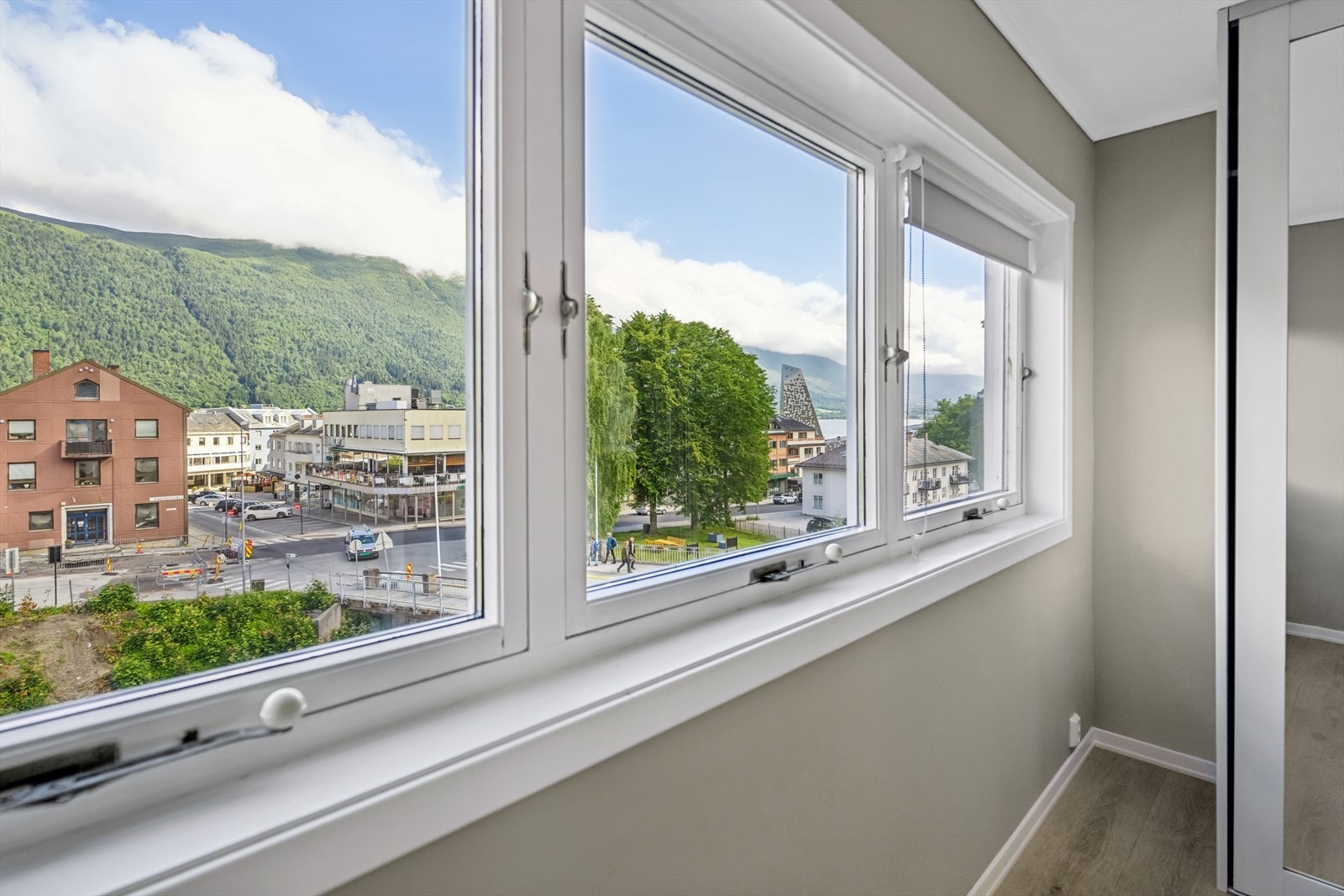 Del av soverom som viser utsikten Galleribilde