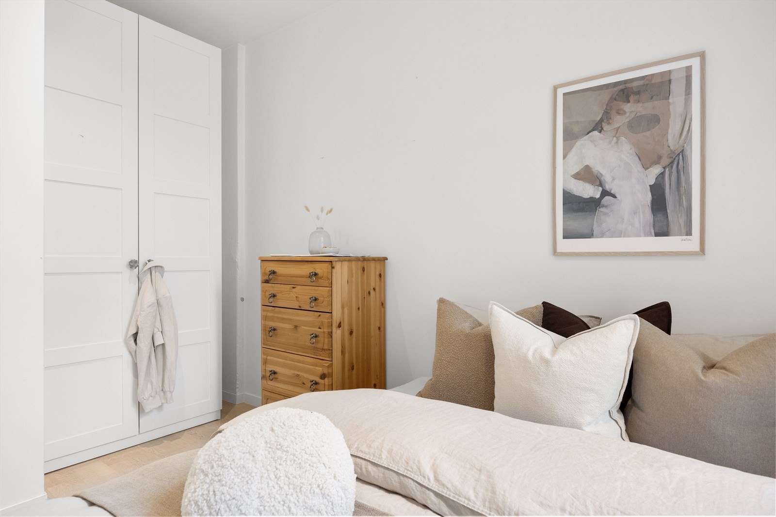 Rommet er av lys og trivlig farge med god plass til garderobeskap. Galleribilde