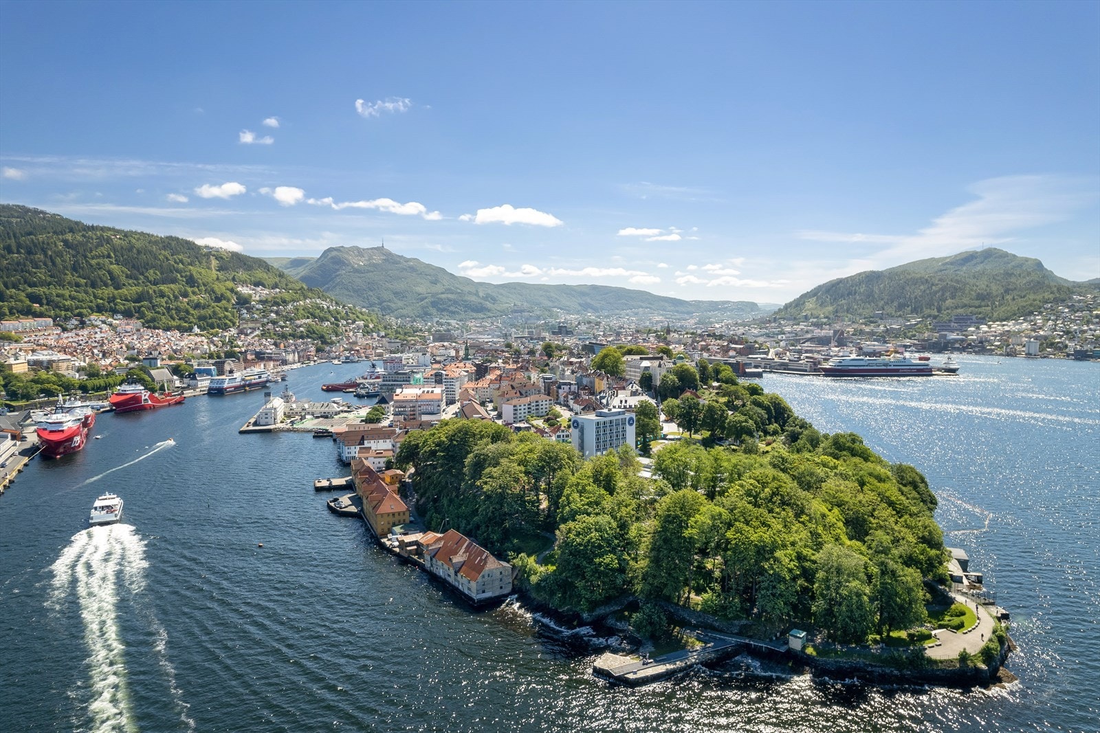 Leiligheten har en enestående beliggenhet ytterst på vakre Nordnes, med nærhet til både byliv og naturopplevelser. Galleribilde