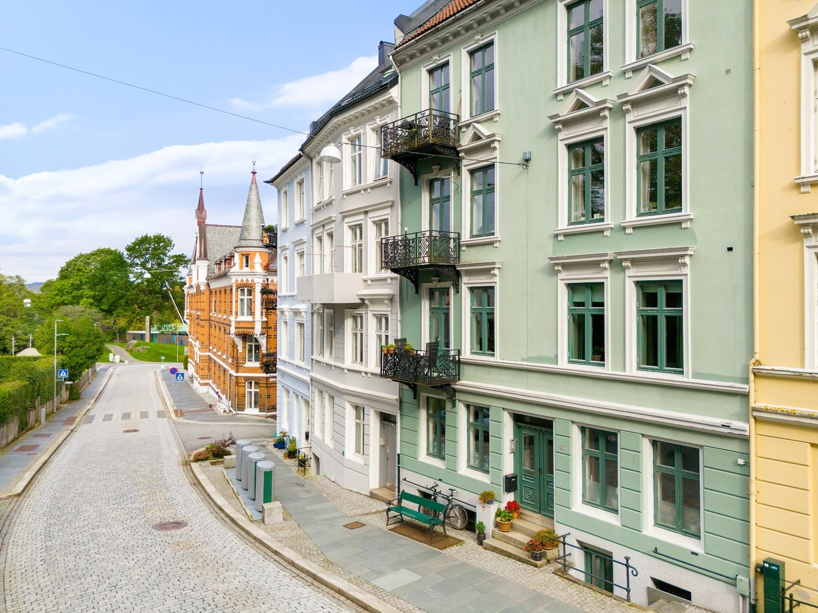 Vi har gleden av å presentere en flott 2-roms med gjennomgående moderne kvaliteter. Galleribilde