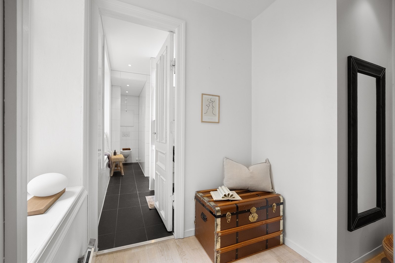 Fra gang/entréen det tilkomst til samtlige rom i leiligheten. Galleribilde