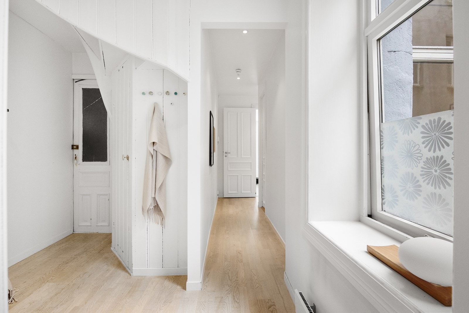Lys og romslig gang med plass til både jakkeknagg og skohylle. Galleribilde